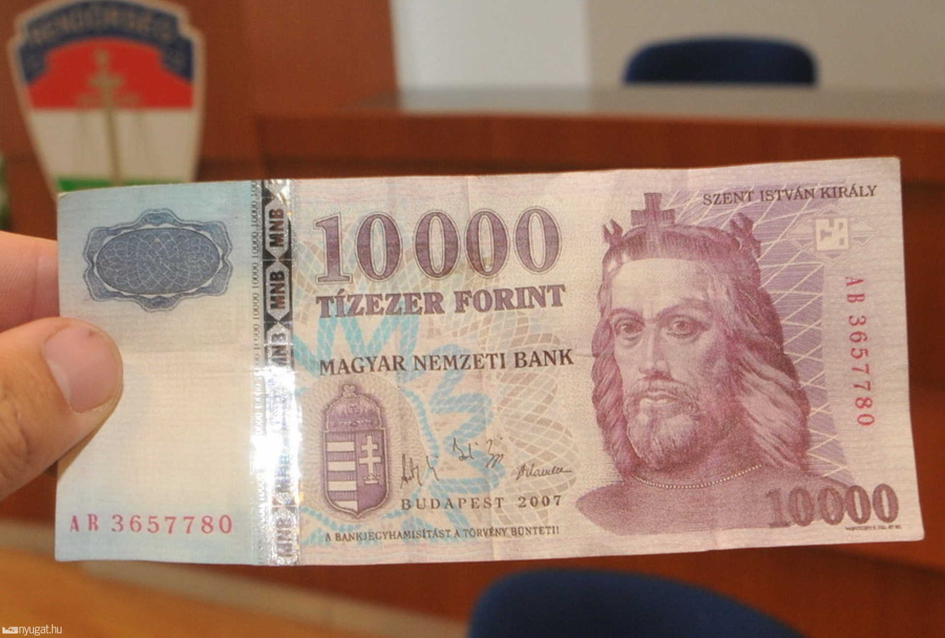 10 ezres, ragasztott, nem hologramos csíkkal