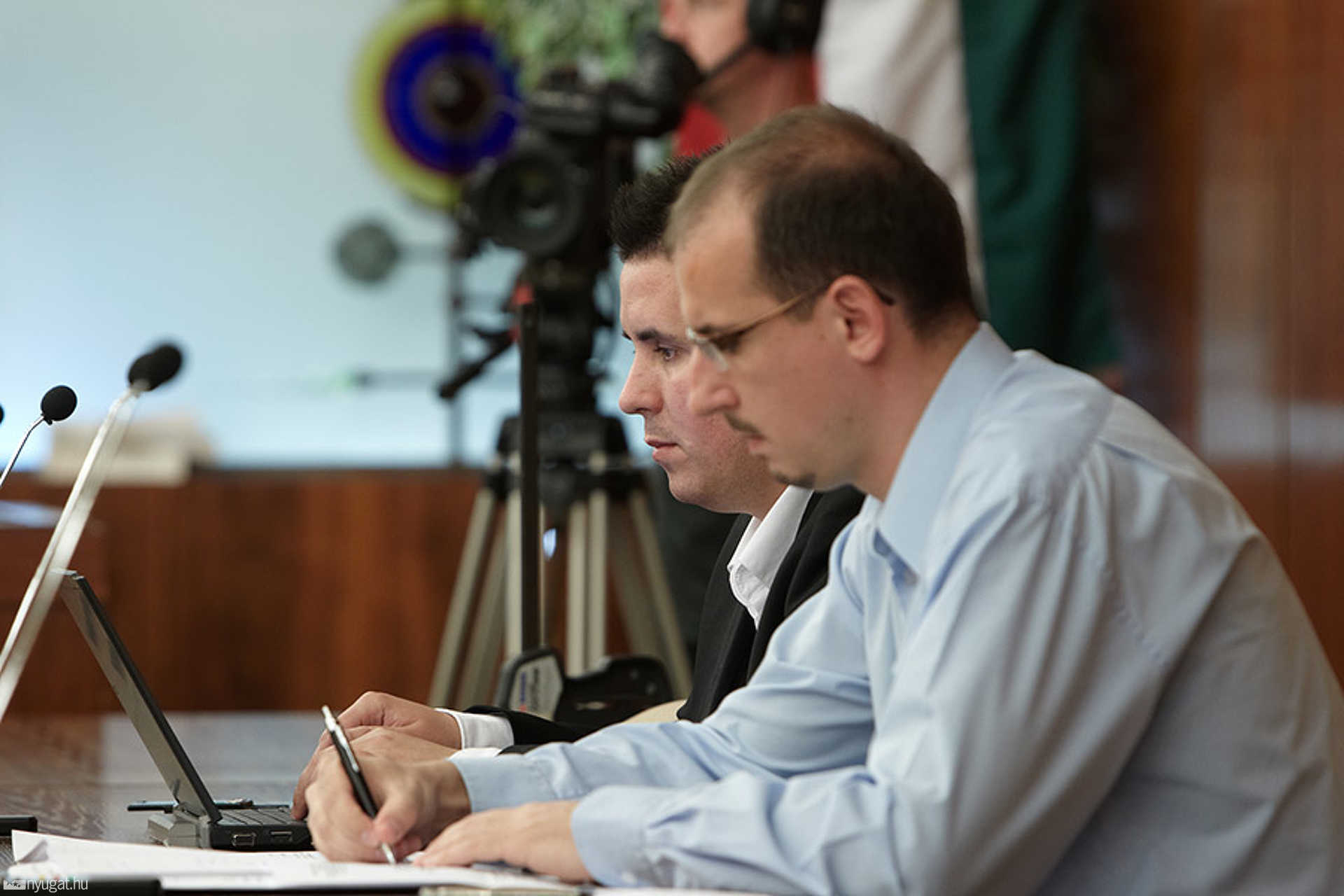 Bizottsági ülés a polgármesteri keretből kifizetett szakértői díjakról