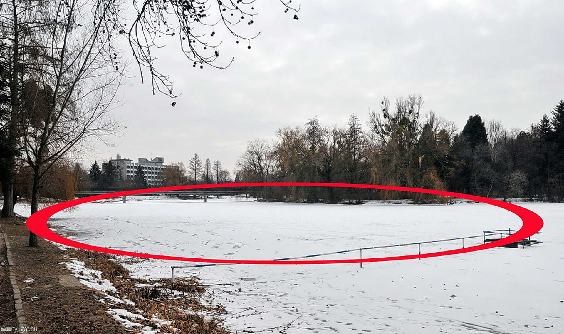 Jégvastagságot mértek a szombathelyi Csónakázótavon