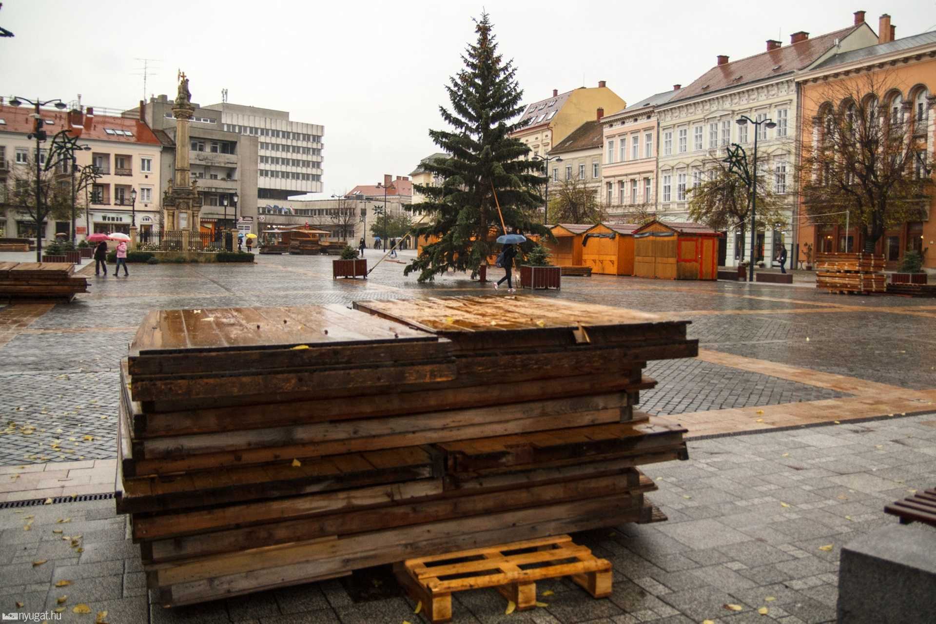 Épül az adventi vásár a Fő téren