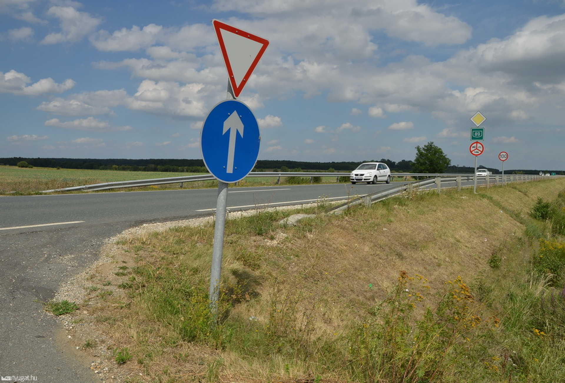 Ez látszik a segédmotoros szemmagasságából a 89-es útból