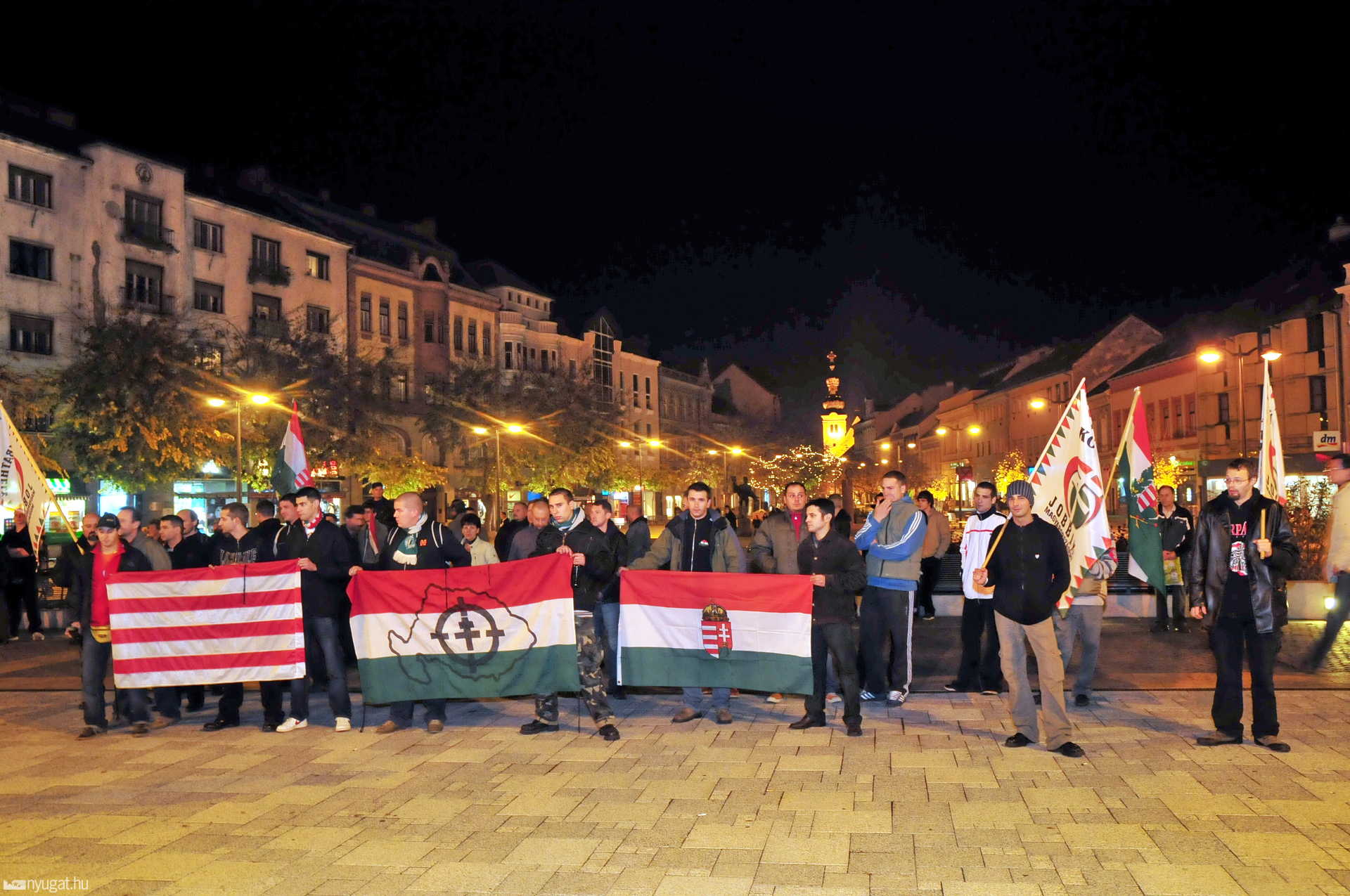 Demonstráció Szombathelyen a szlovák rendőrök magyar szurkolók elleni erőszakos fellépése miatt