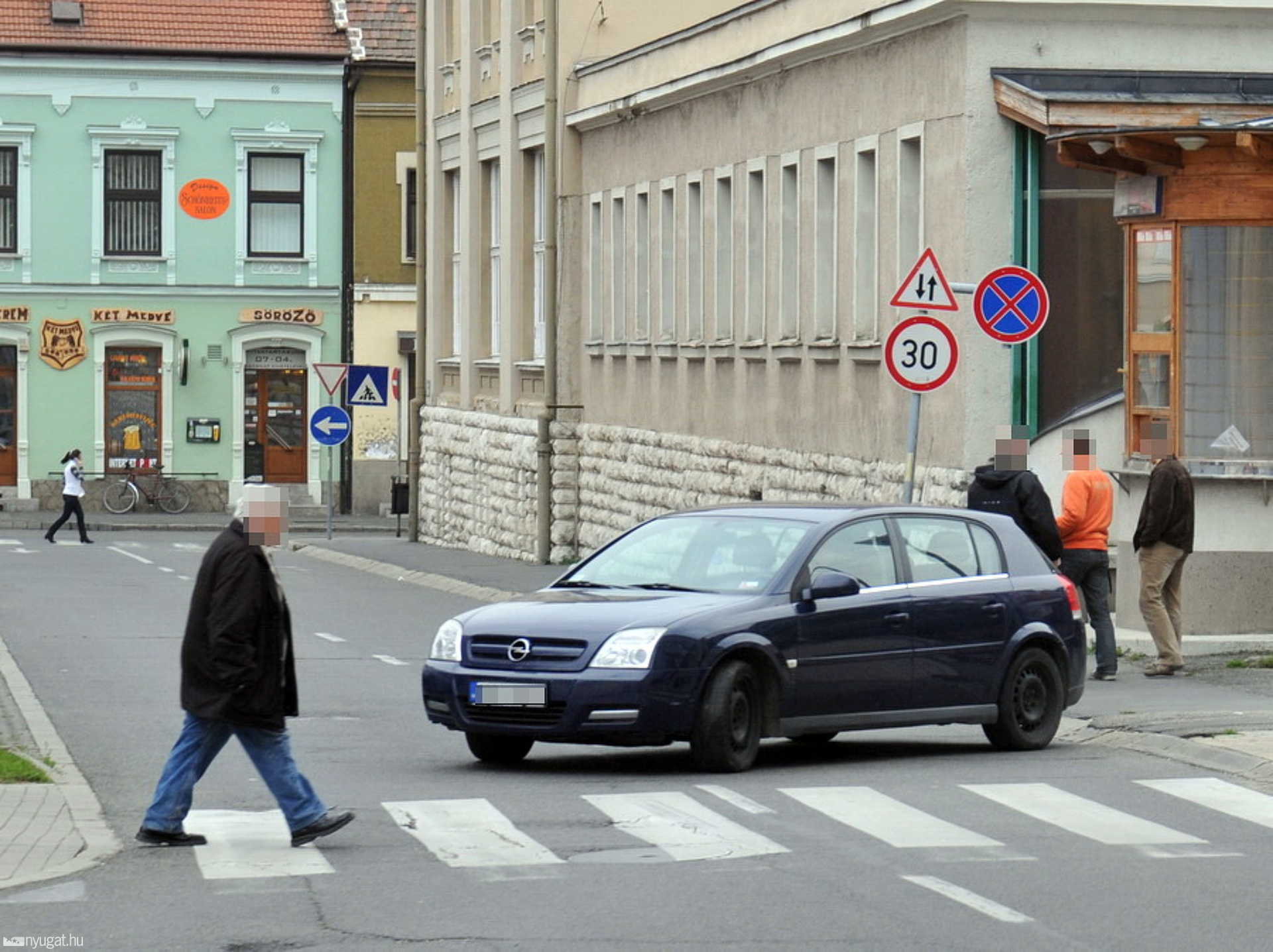 Civil ruhás nyomozók (jobbra) járták a belváros utcáit
