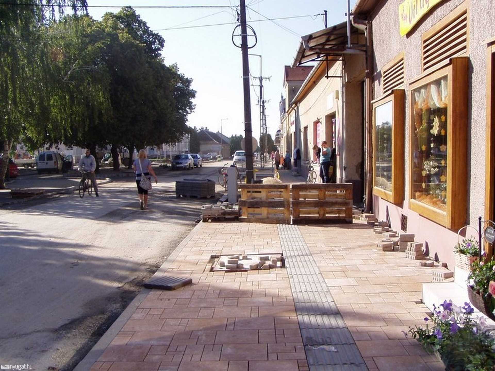 Csepregi fő tér felújítása
