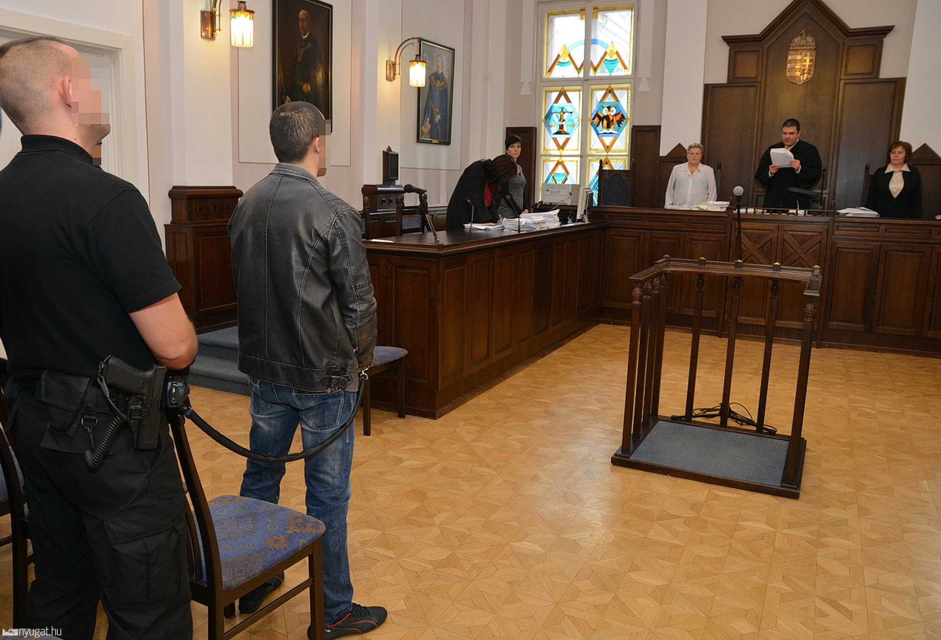 Fegyházbüntetésre ítélték a valutaváltót kétszer kirabló triót