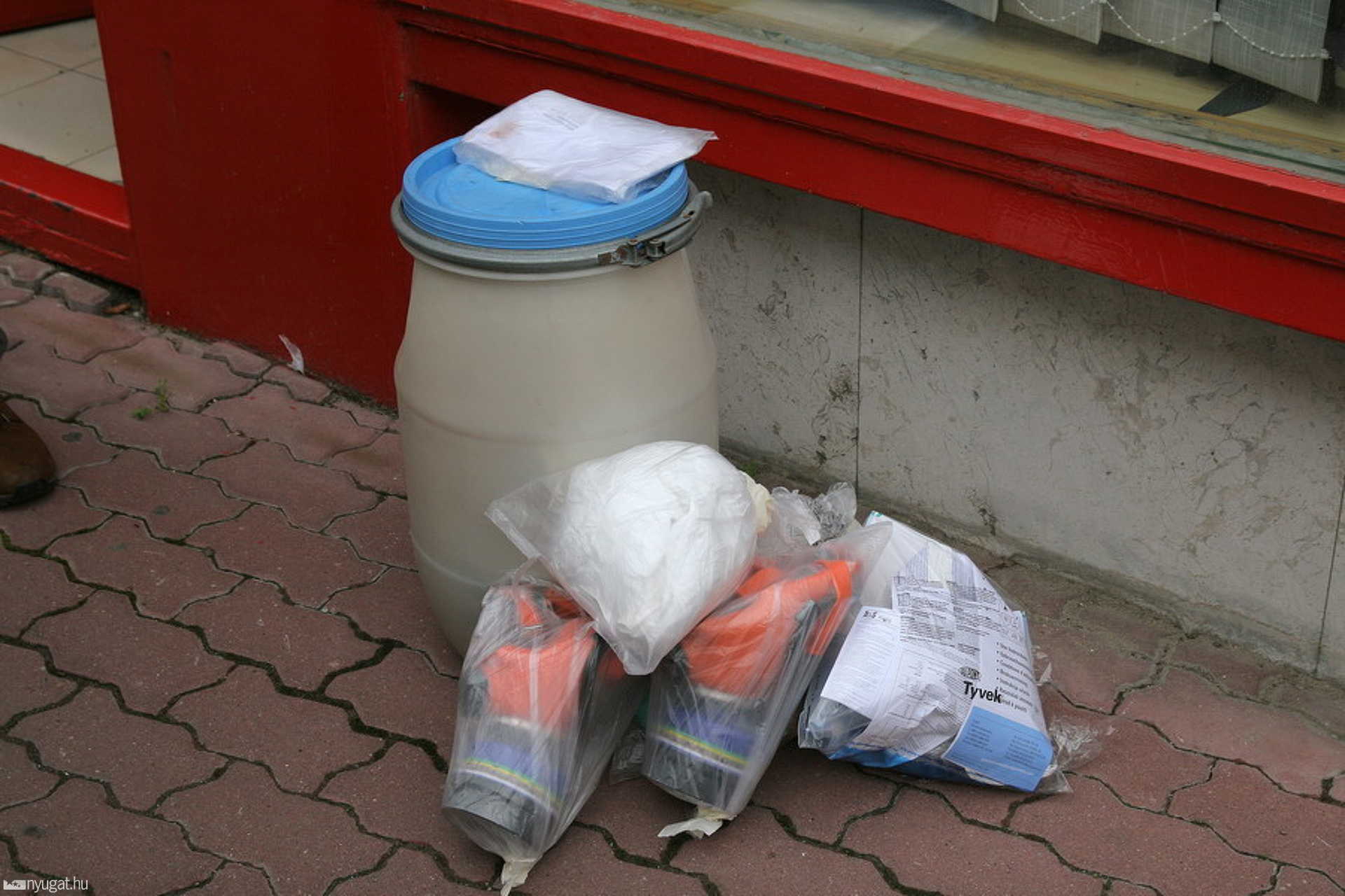 Fehér port kapott az MSZP iroda