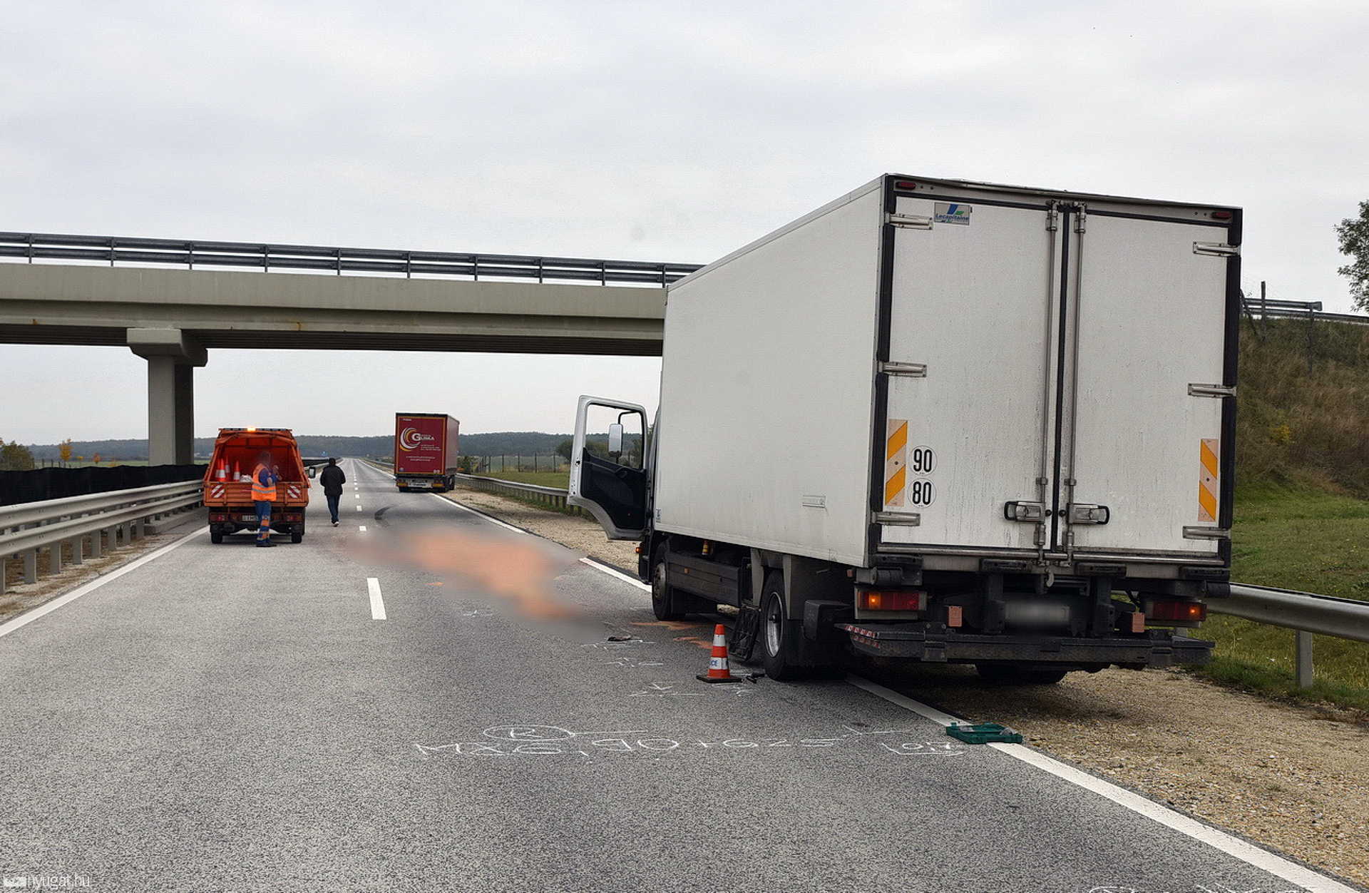 Kereket cserélő férfit gázolt el egy kamion Vátnál