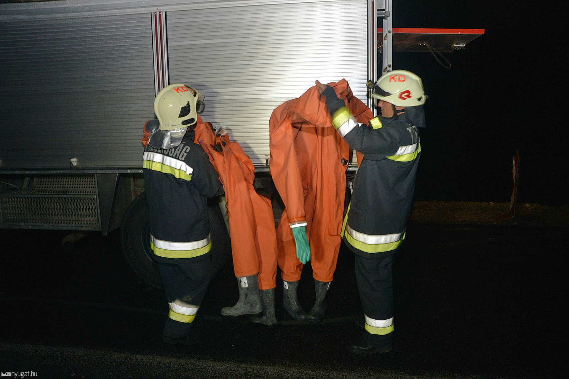 Benzolszállító balesete Nádasd közelében, a 86-os főúton