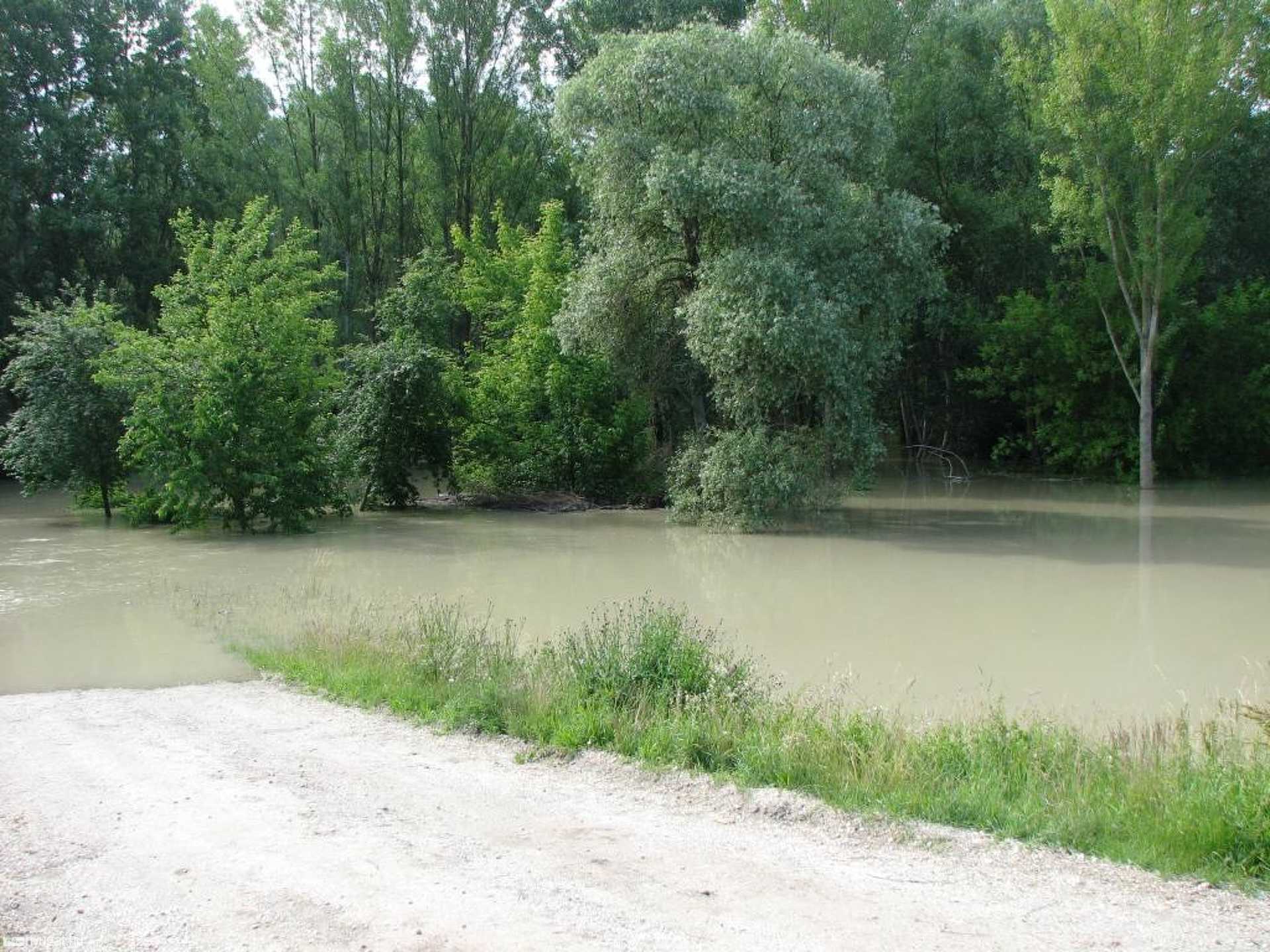 Duna a hullámteret már elöntötte 