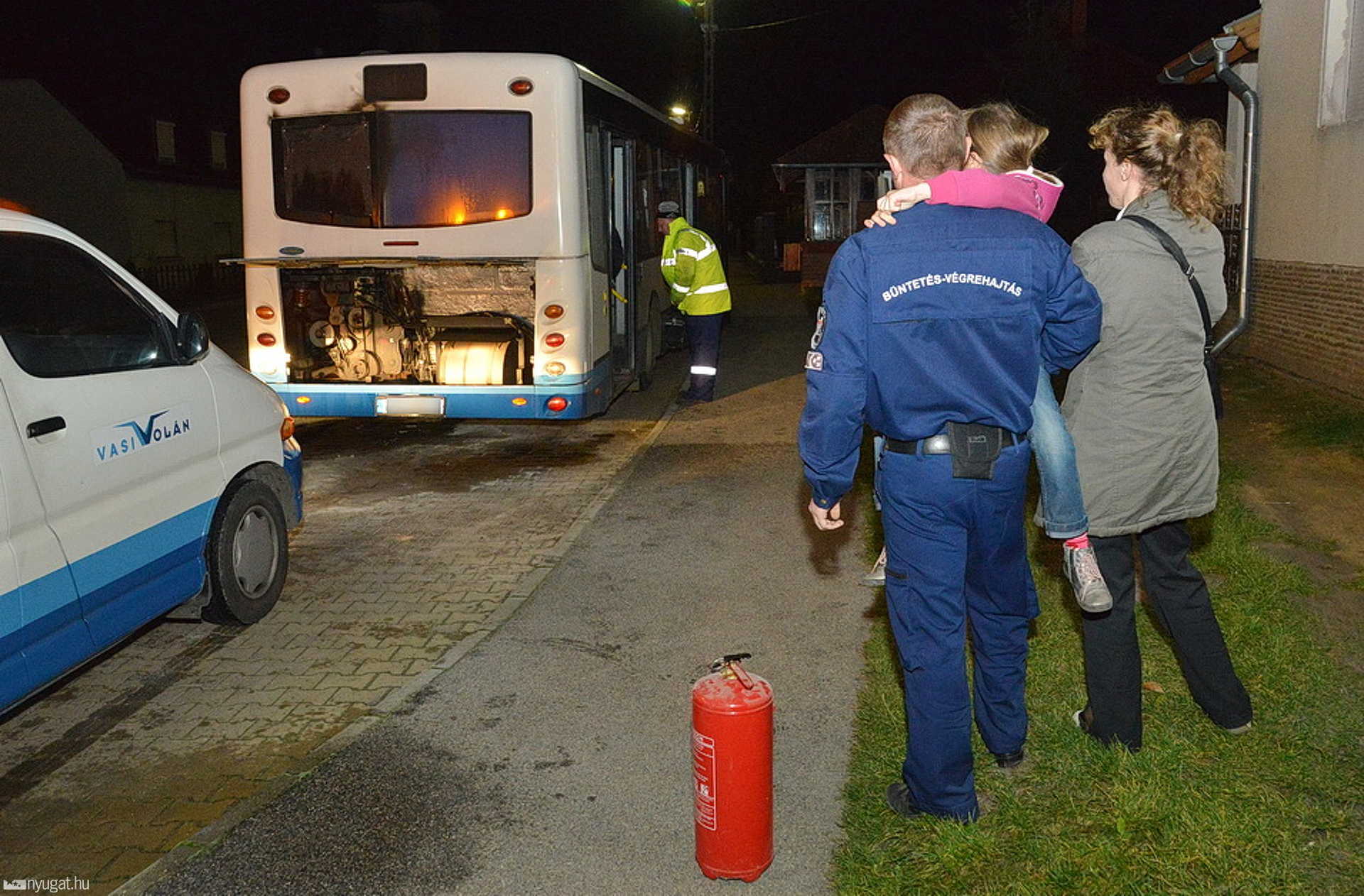 A férfi által hozott második oltókészülék fékezte meg a lángokat