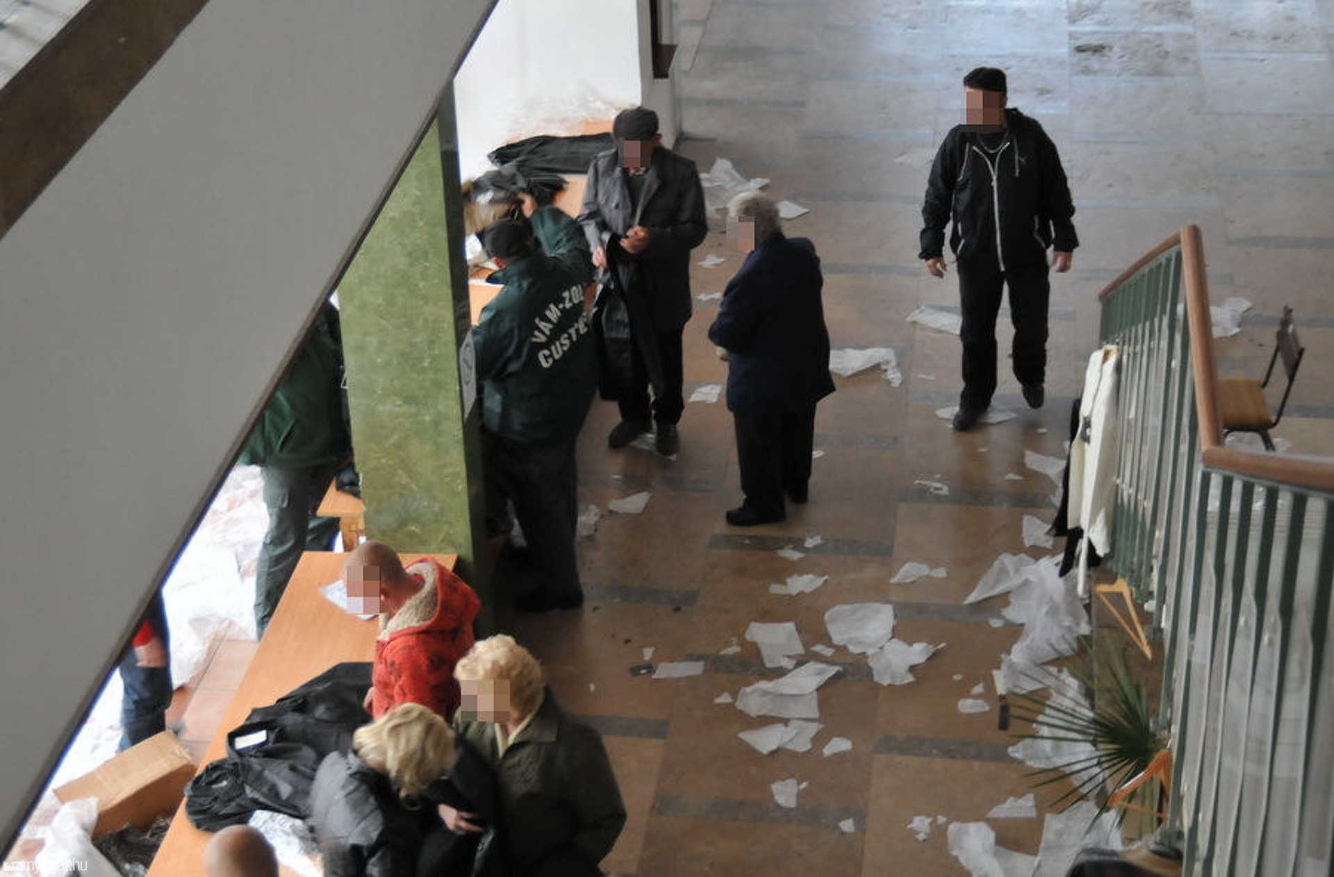 VPOP ellenőrzés a kabátvásáron (Rejtett kamerás felvétel)