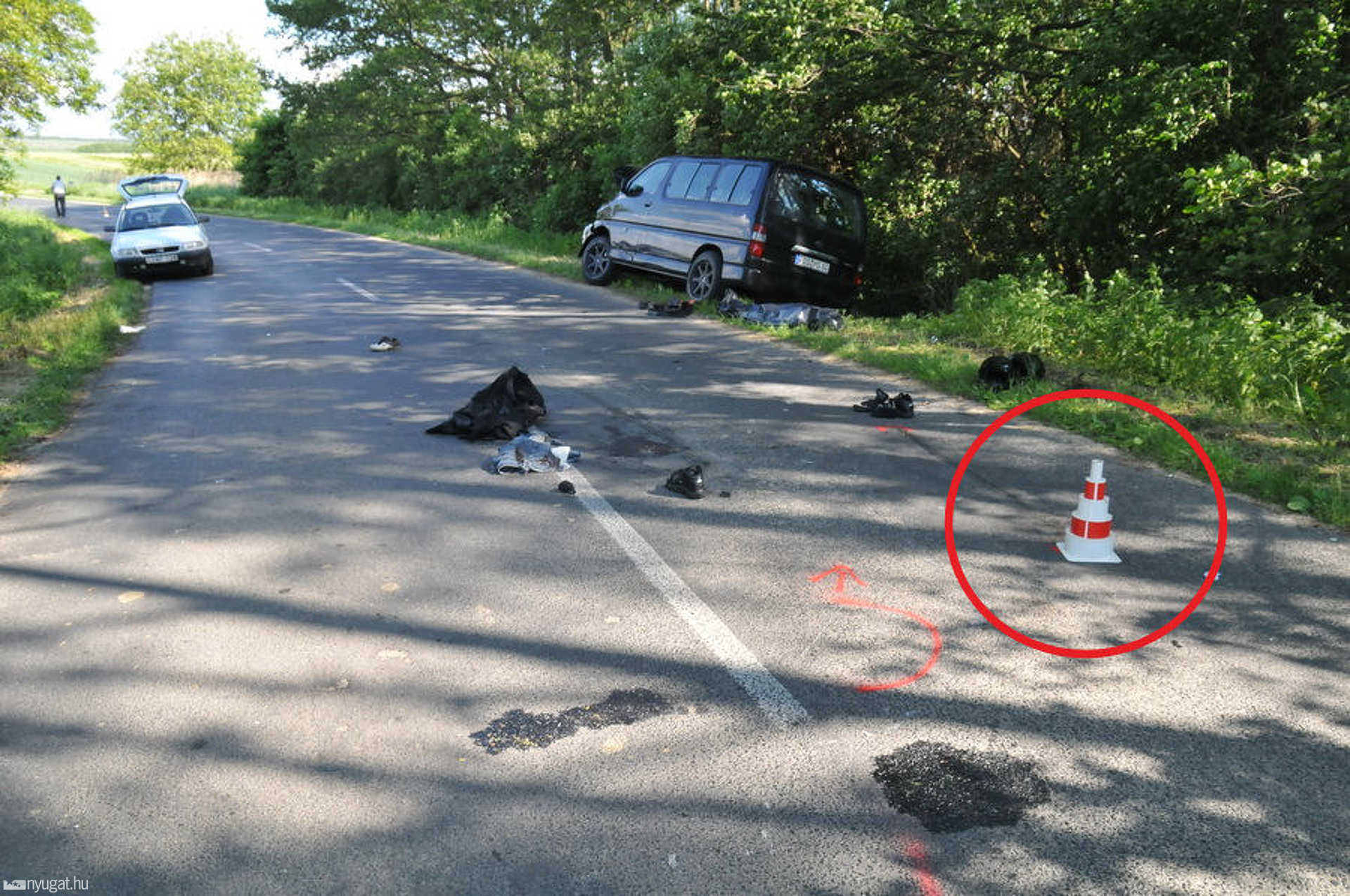 Az ütközési pont - a Toyota kisbusz már nem tudott hova menekülni a sávjába áttérő motor elől