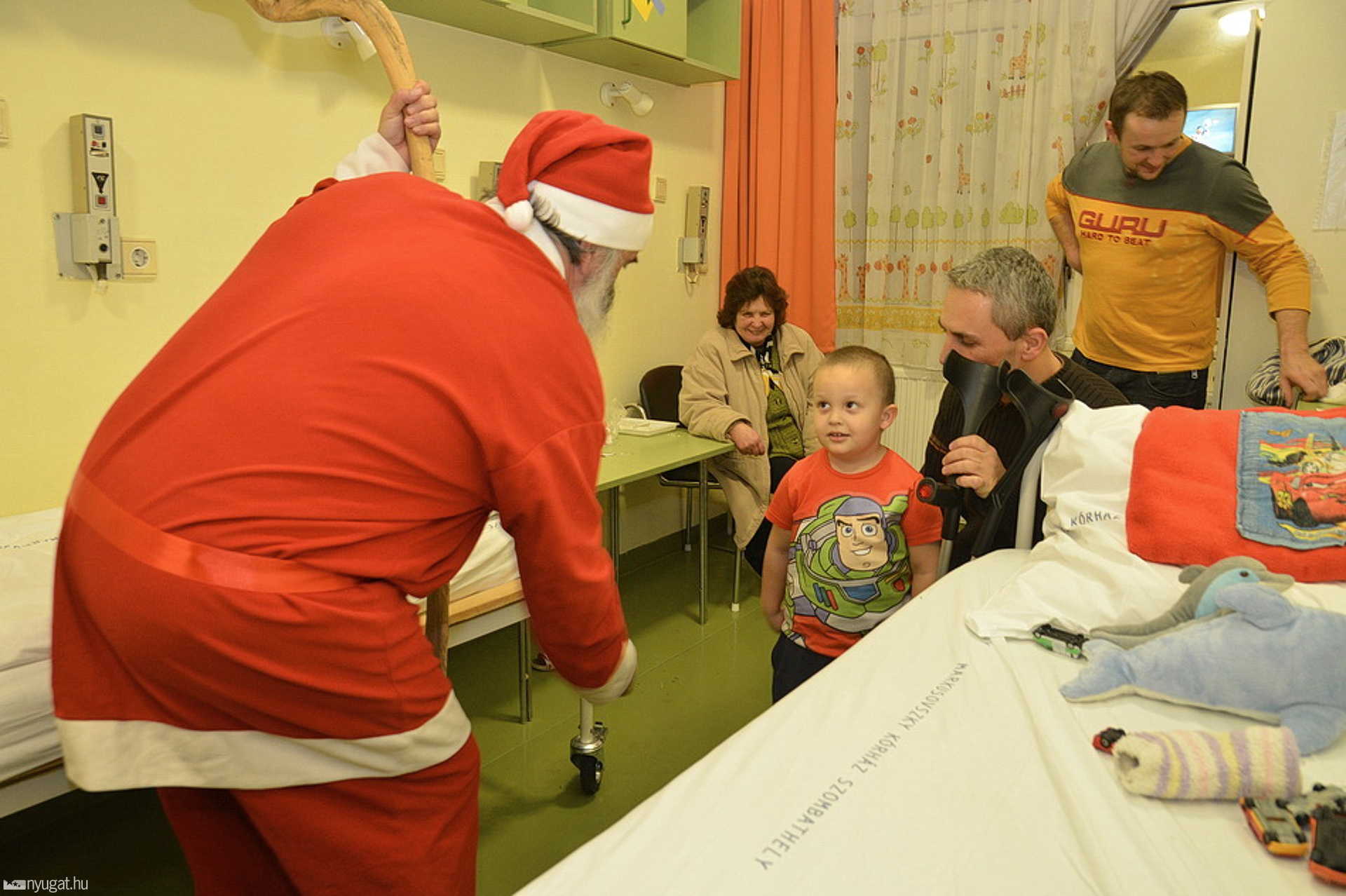 Mikulás a Markusovszky kórház gyermekosztályán