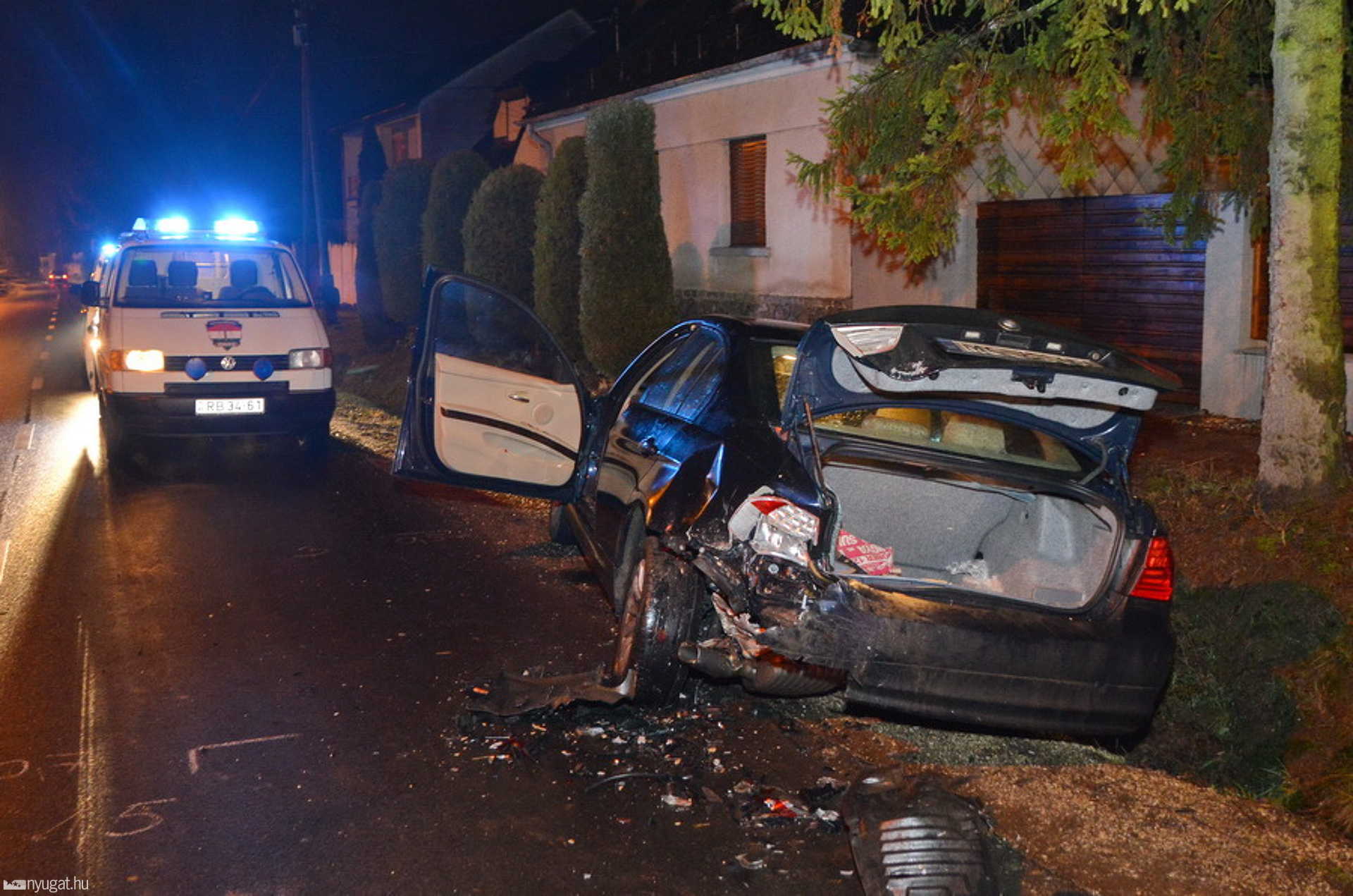 Parkoló BMW-t tört össze a Mazda Gencsapátiban
