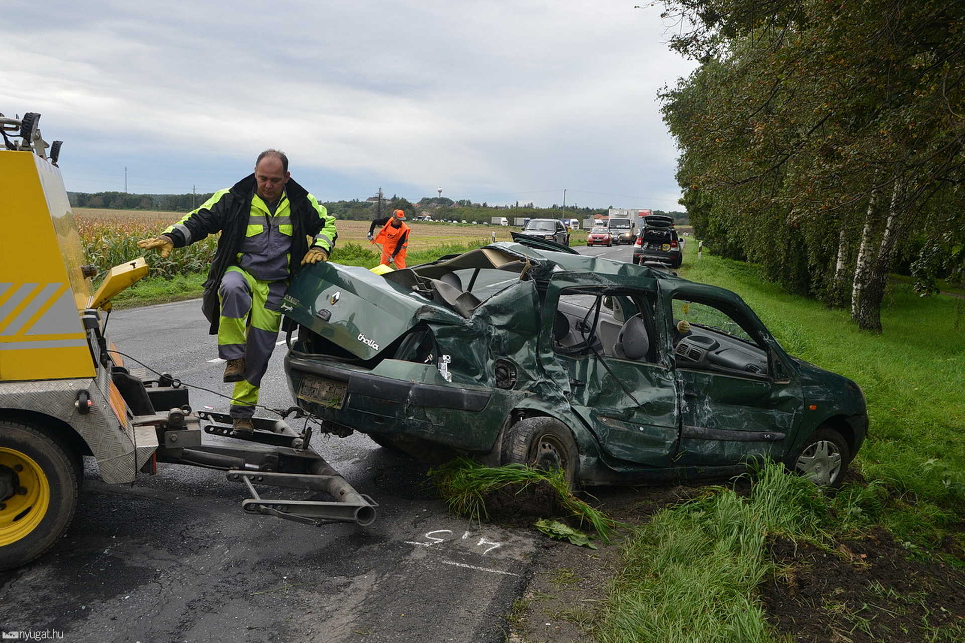 Busz elé pördült egy személyautó a 86-os főúton, Balogunyomnál