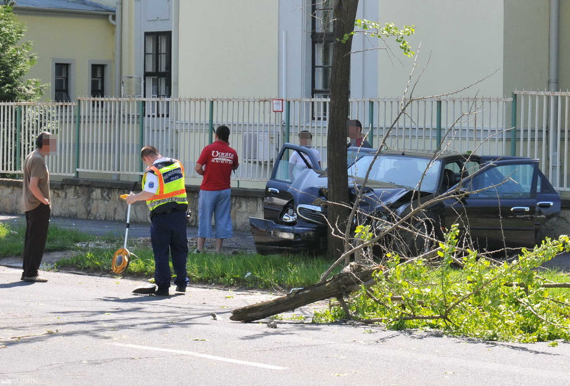 Járdán sodródott a Ford a Markusovszky kórháznál