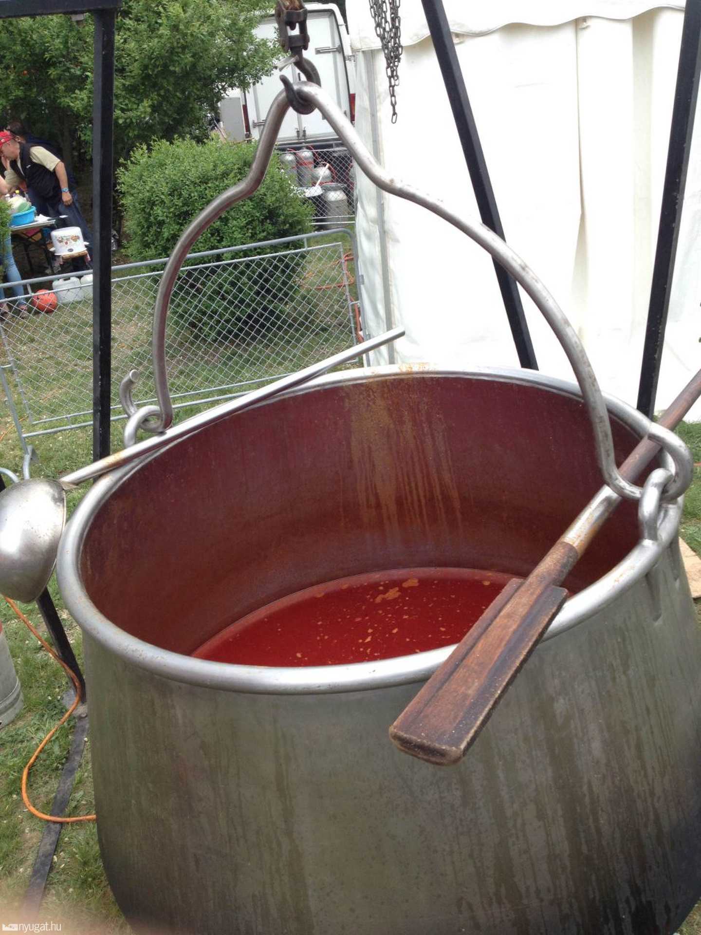 Ezer liter halászlé a kőbányai majálison