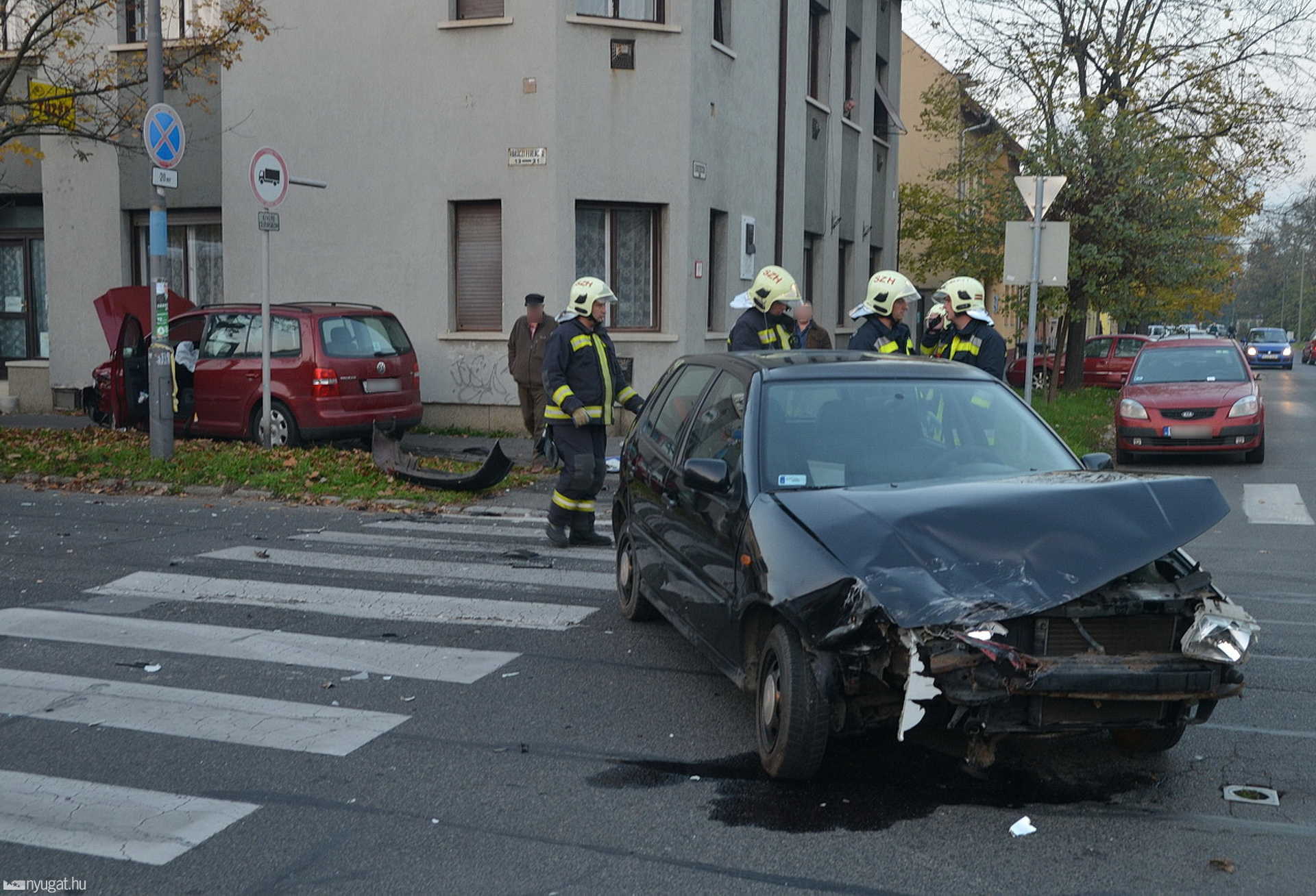 Volkswagenek ütköztek a Rákóczi utca - Légszeszgyár utca kereszteződésében 