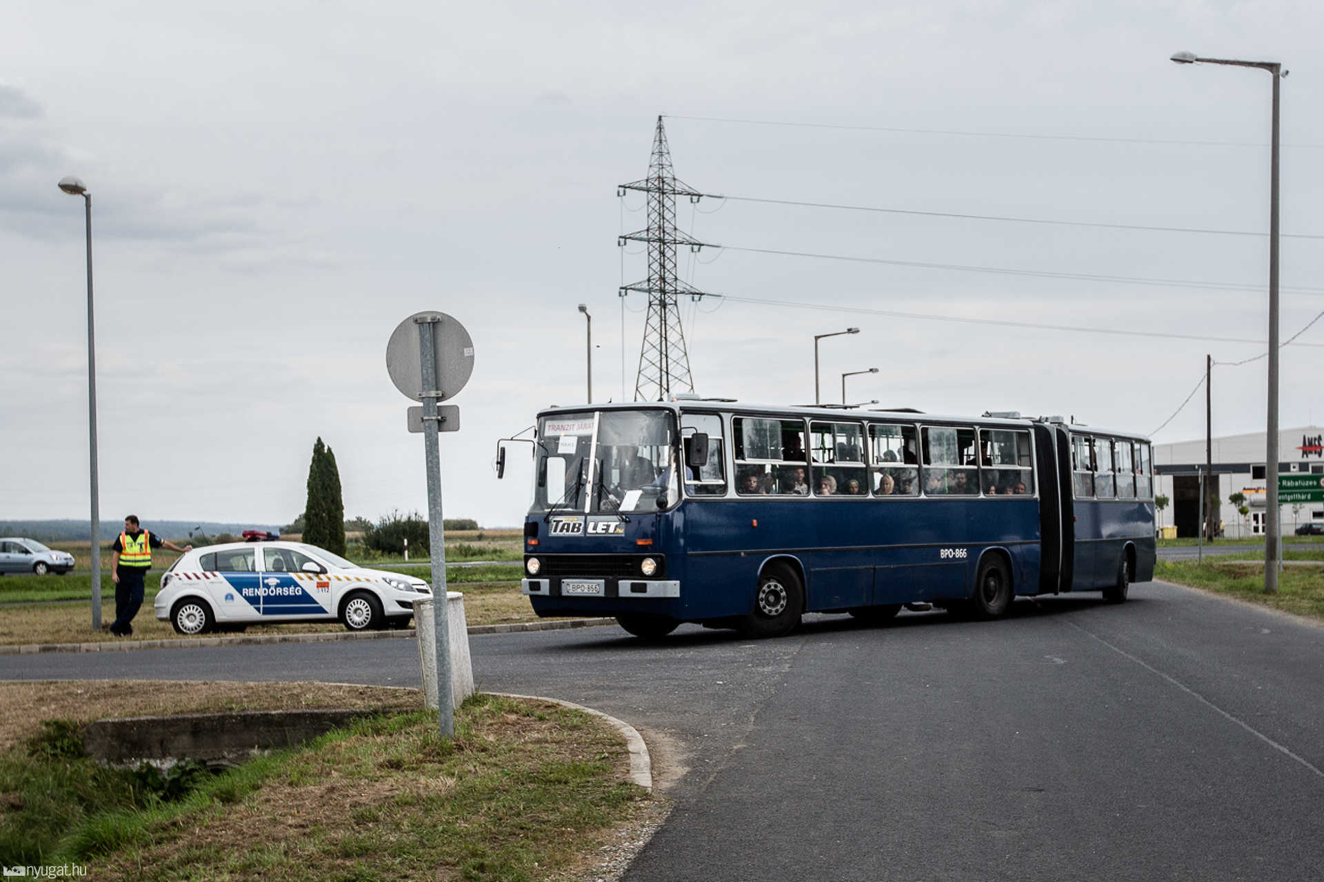 Újabb menekültekkel teli busz érkezett az osztrák-magyar határhoz