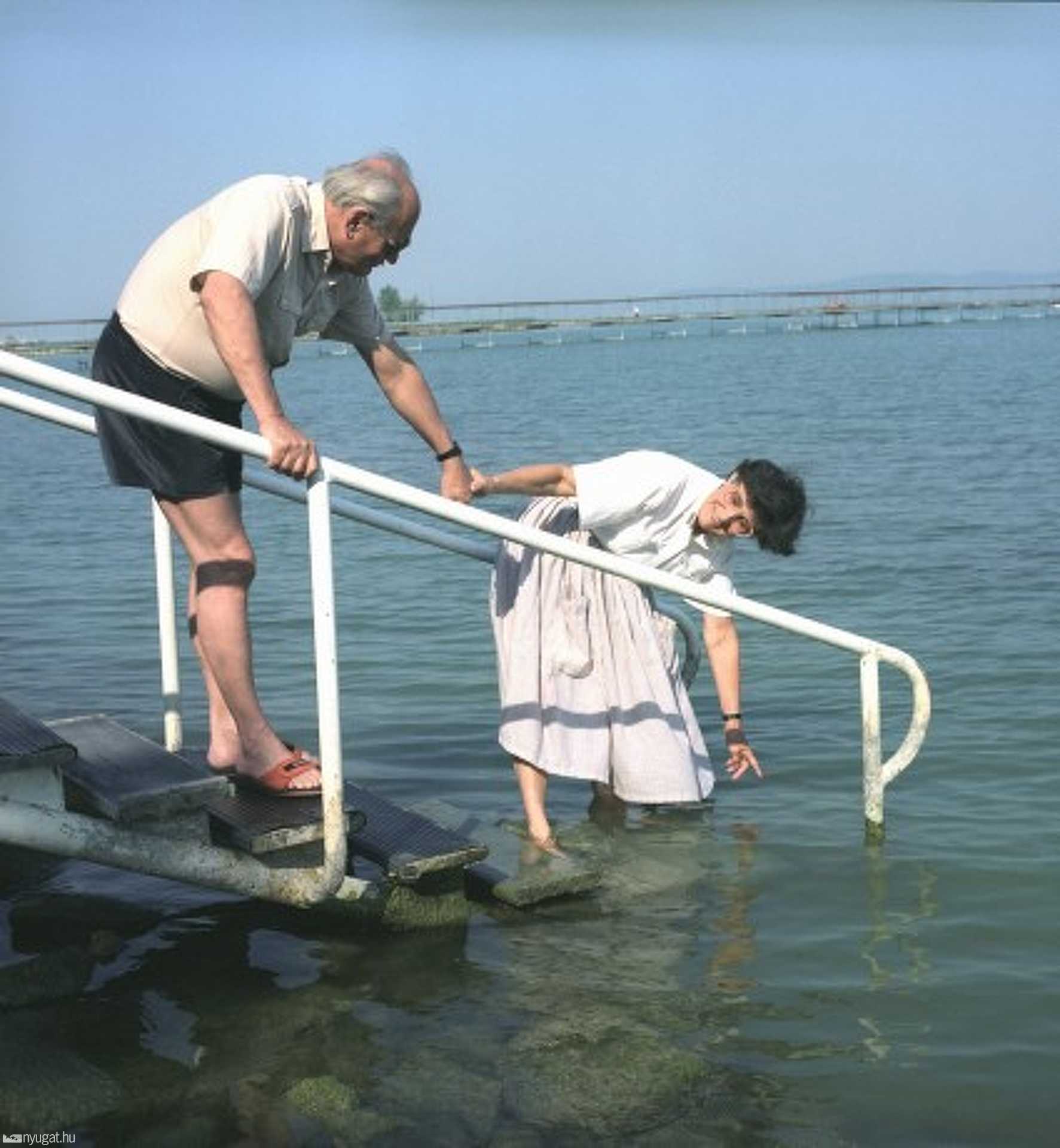 Balatonvilágos, 1990. augusztus 10. Göncz Árpád köztársasági elnök és felesége