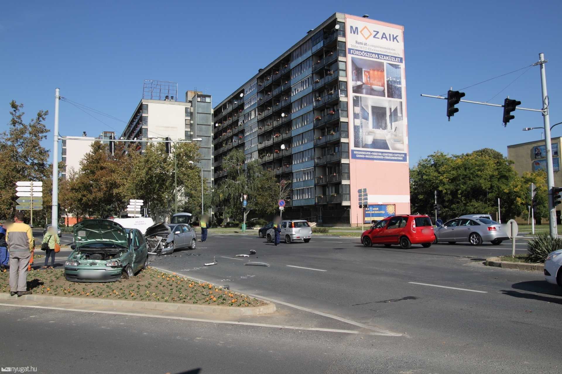 A csúcsfogralomban sárgán villogó lámpáknál történt baleset