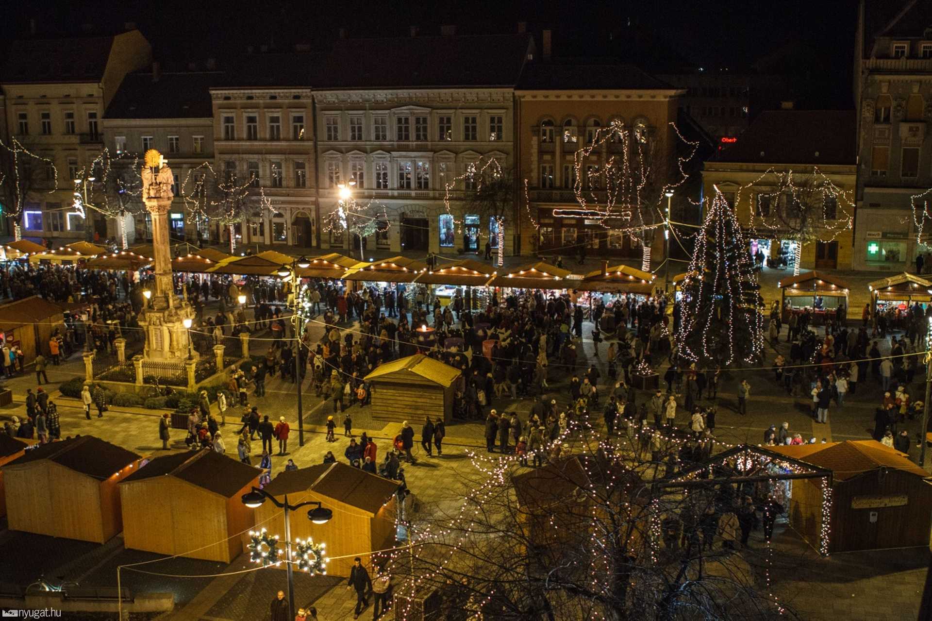 Adventi gyertyagyújtás a Fő téren