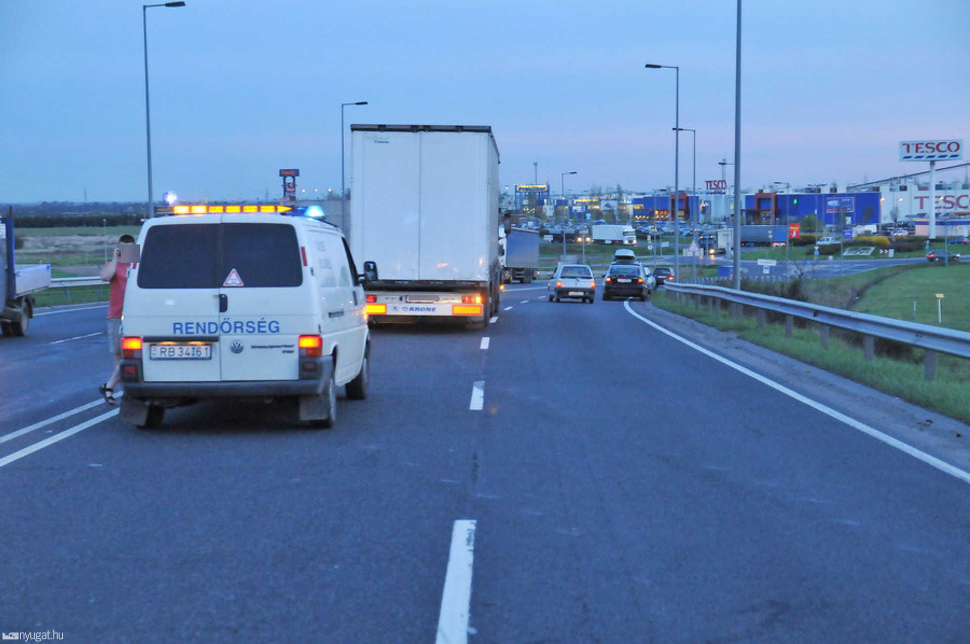 Az aszfalton látszódnak a nyomok: hosszan tolta maga előtt a Suzukit a kamion
