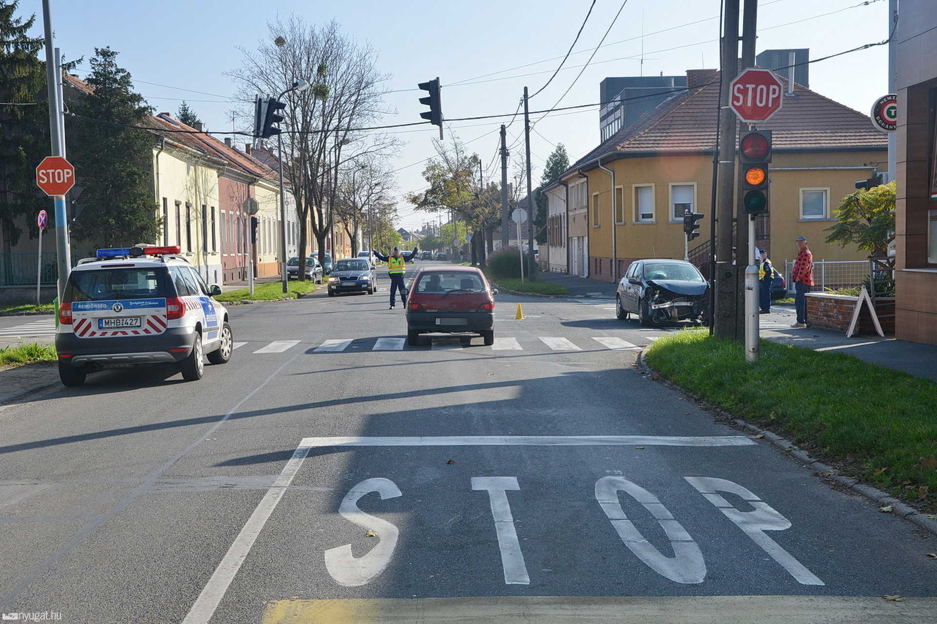 Nem vette észre a Stop-táblát a sofőr, VW-nek ütközött a Renault