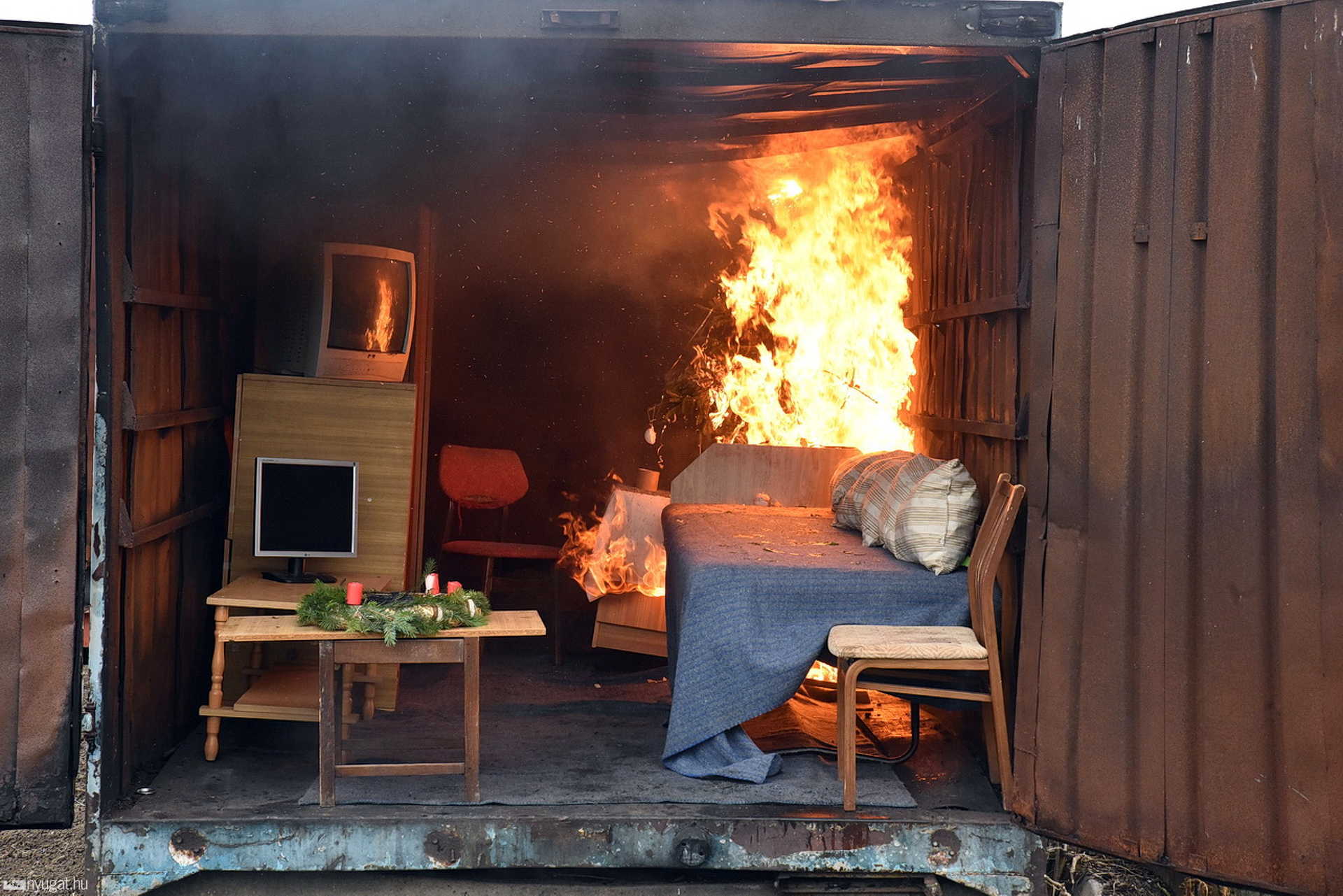 Lakástűz meggyulladt karácsonyfától - szituációs gyakorlat Szombathelyen