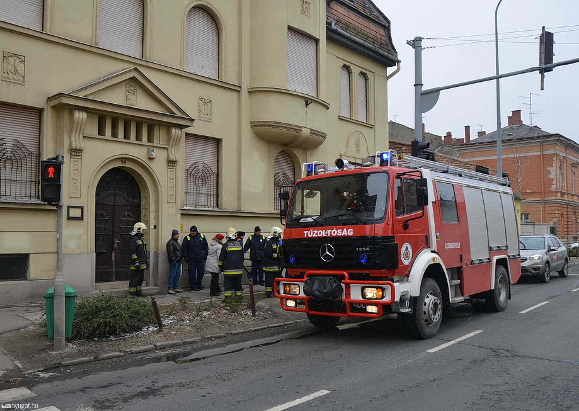 Nyitott ablak miatt vonultak a tűzoltók az épülethez