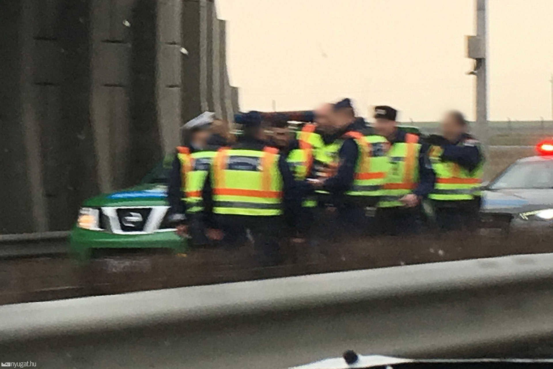 Kamion oltása az M1 autópályán