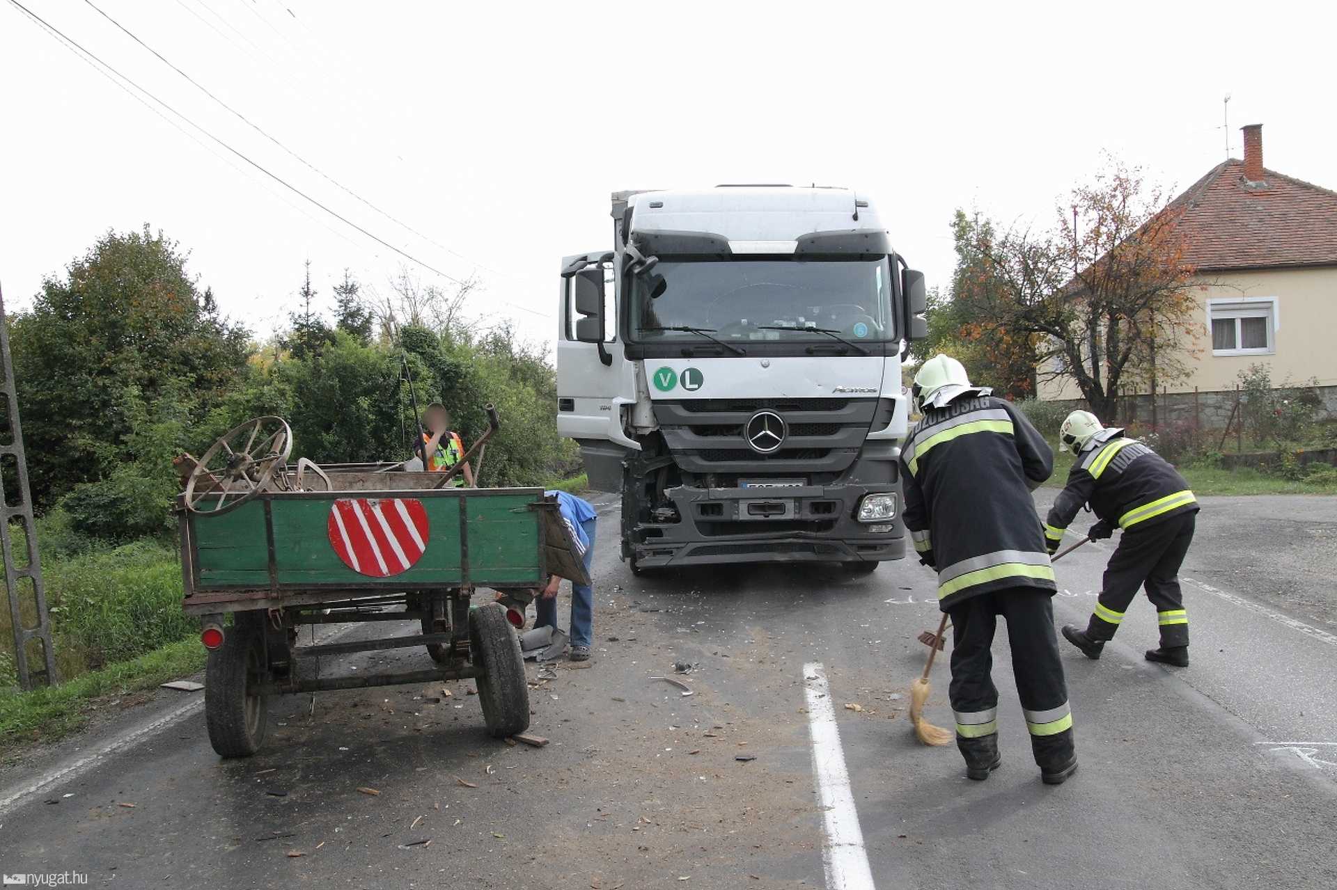 Lovaskocsi és kamion ütközött Kisunyomnál