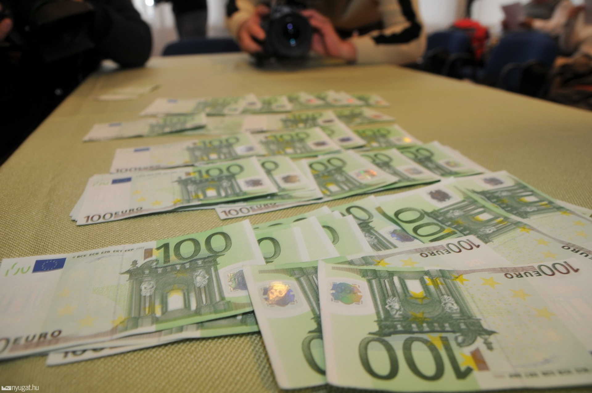 Hamis 100 eurósokkal bukott le egy osztrák férfi Szombathelyen