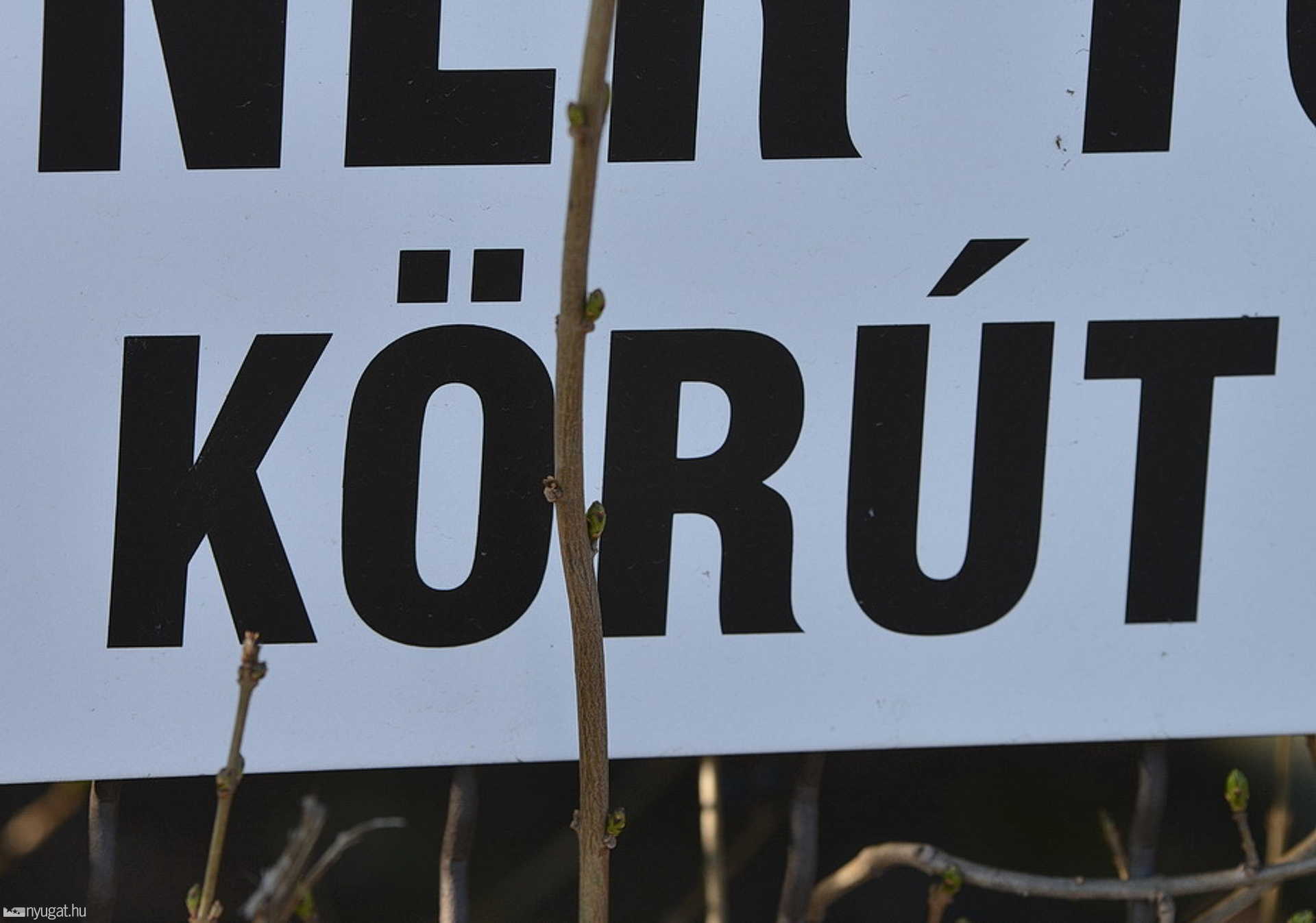 A szabvány táblákon négyzet alakú a pont