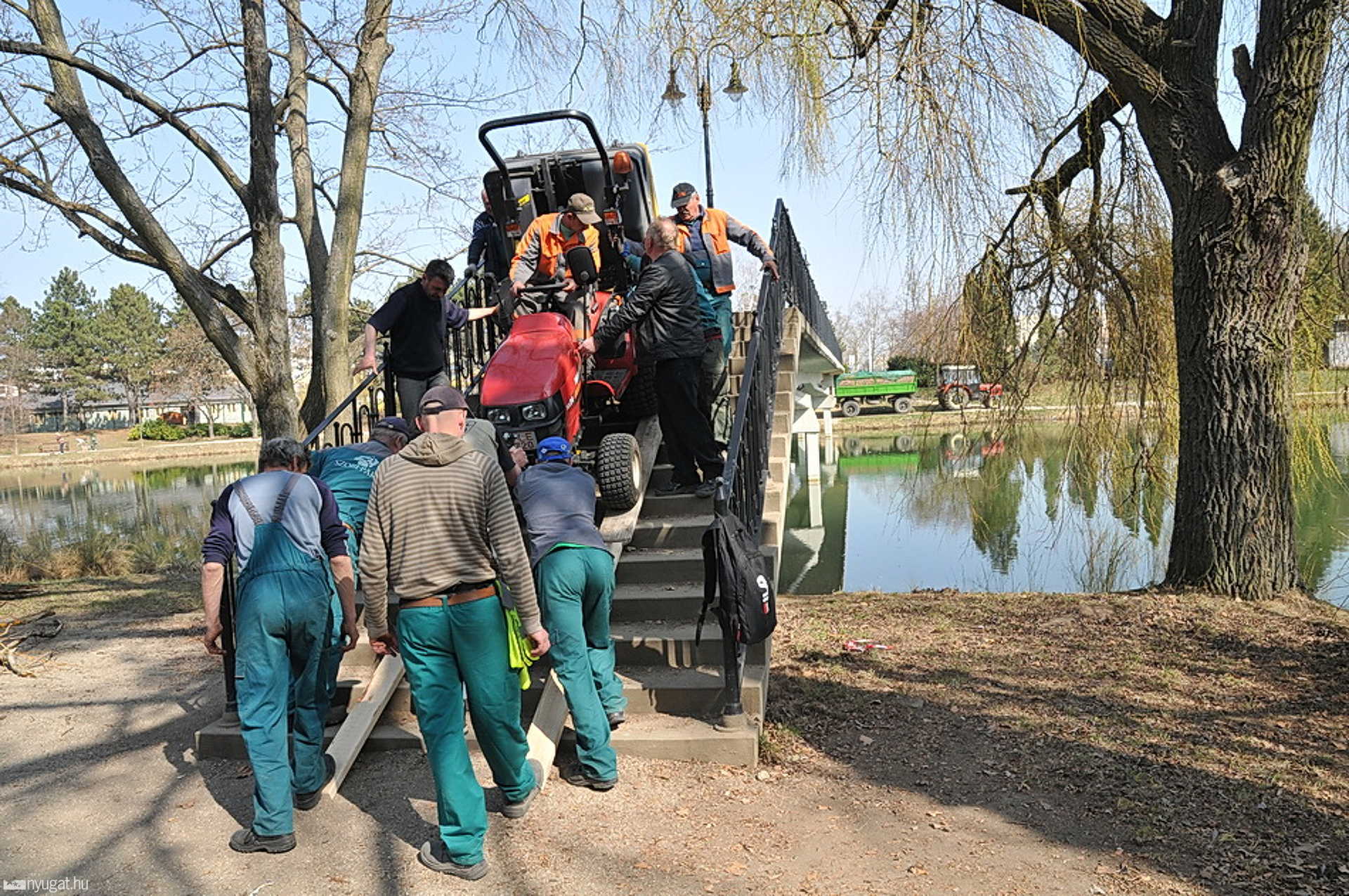 A Csónakázó tó szigetét takarítja a SZOM-PARK Szombathelyen