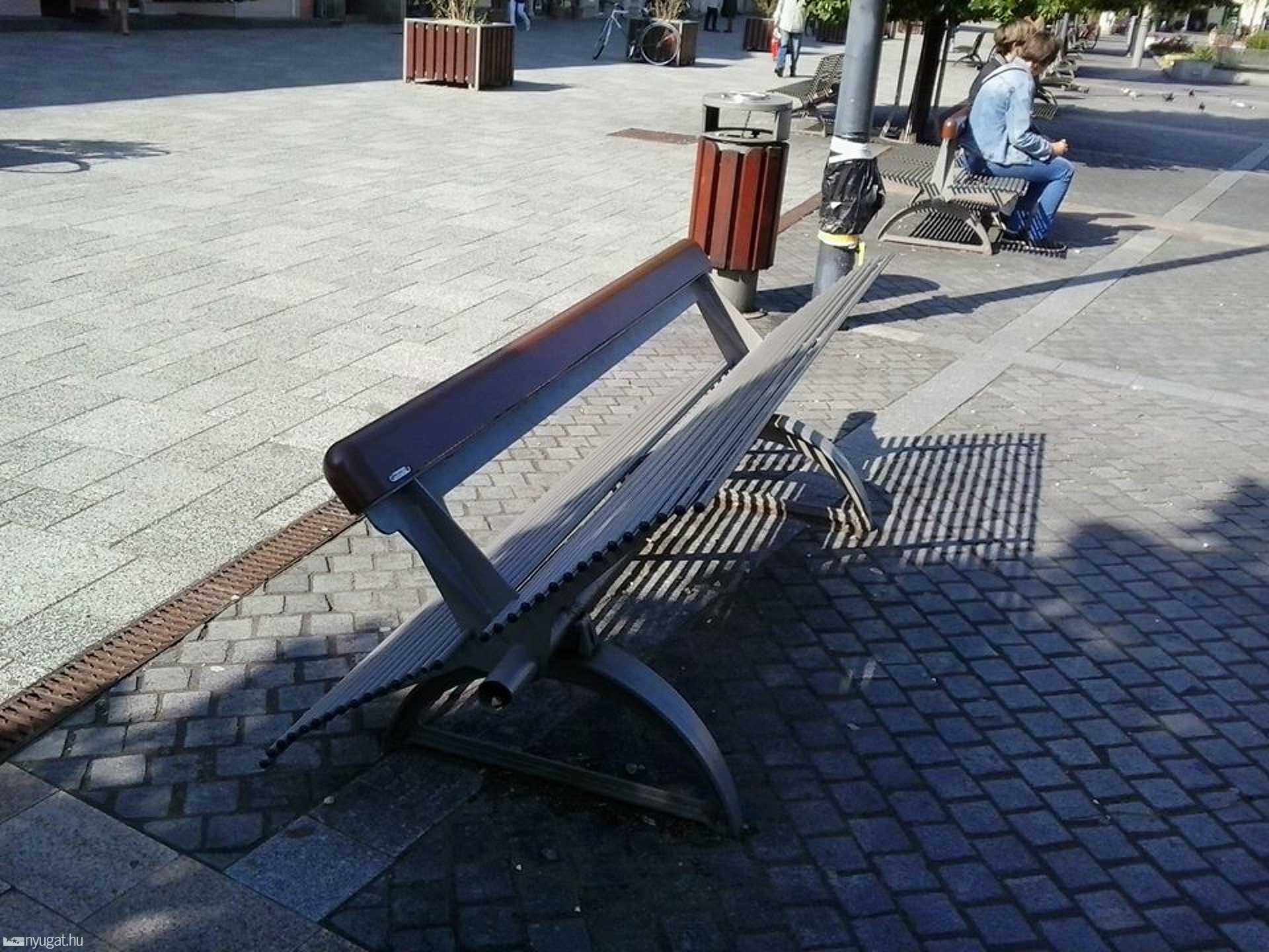 Sérülésveszélyes pad a Fő téren