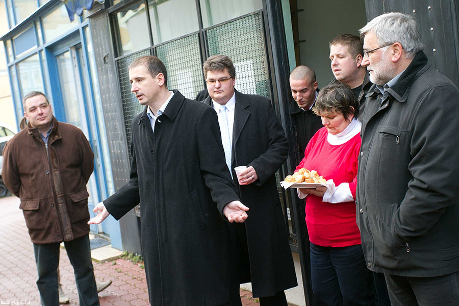 Nokiás dobozt kapott az MSZP a Jobbiktól