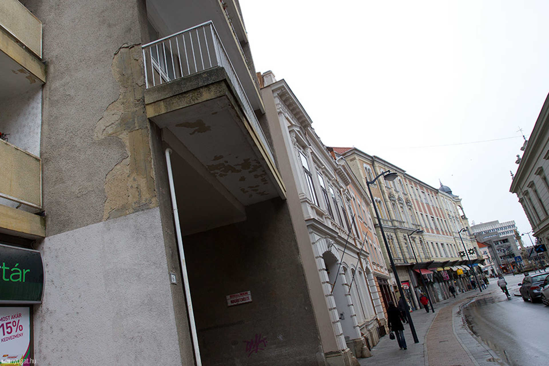 Omlott a vakolat a Kőszegi utcában