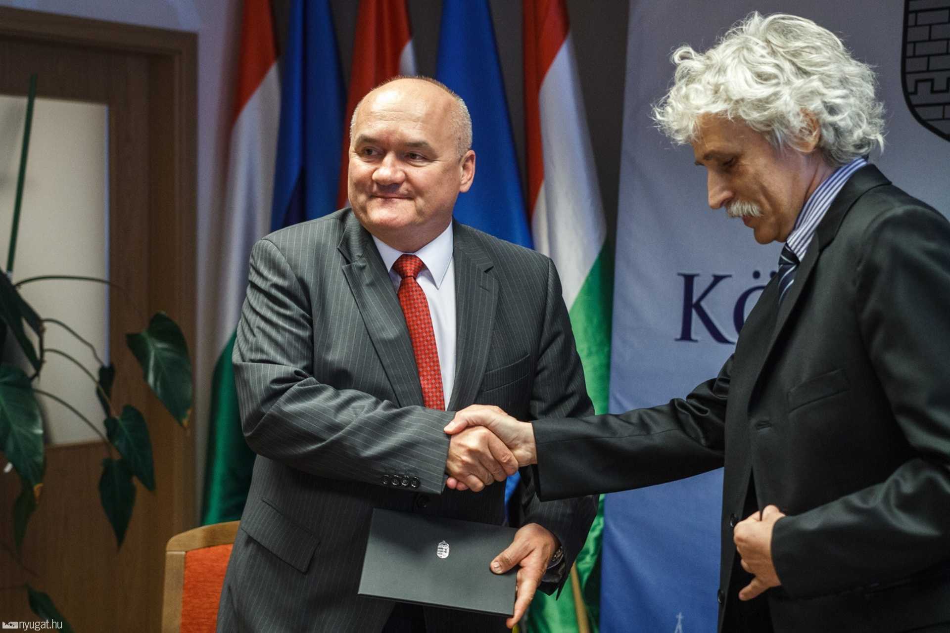 Hende Csaba átveszi a megbízólevelét