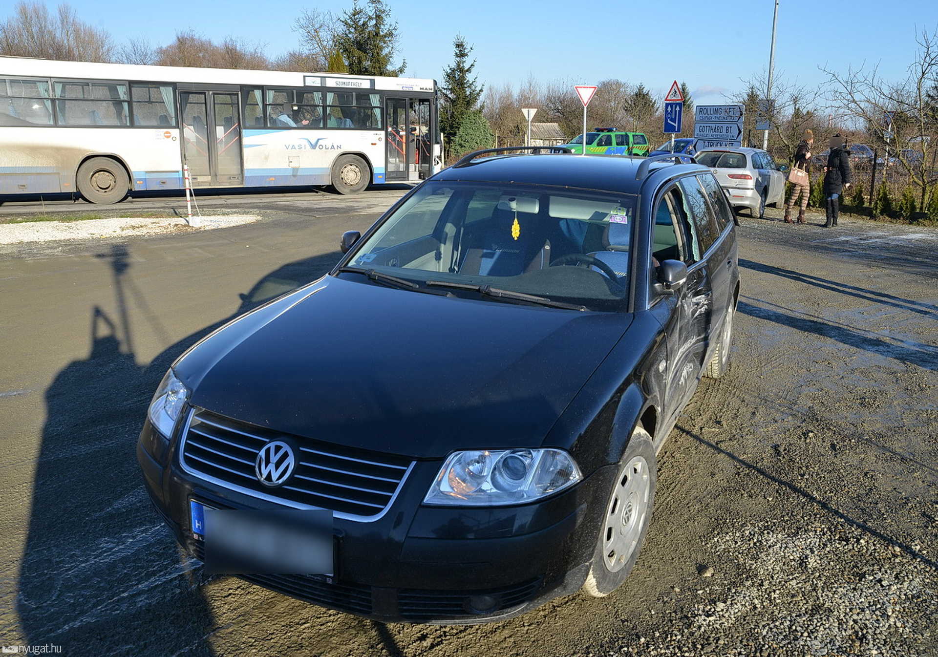Kanyarodó autónak ütközött autóbusz Szombathelyen