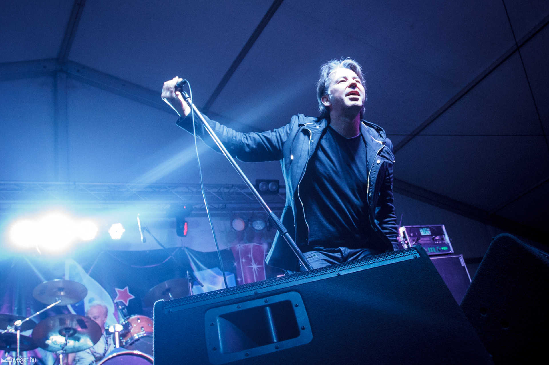 Piramis-koncert a NymE SEK gólyatáborában