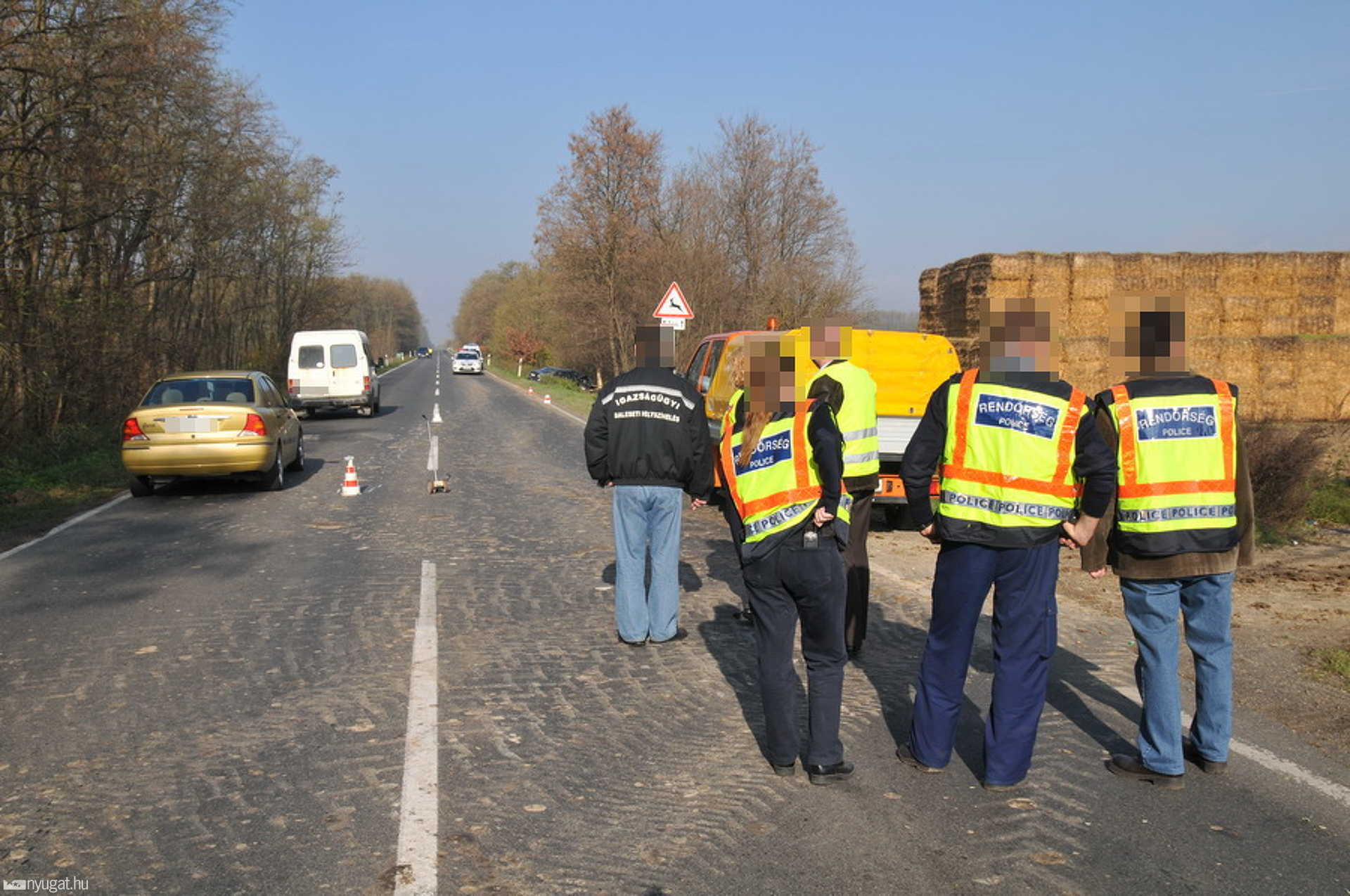 Sárfelhordást néznek rendőrök a 84-es úton