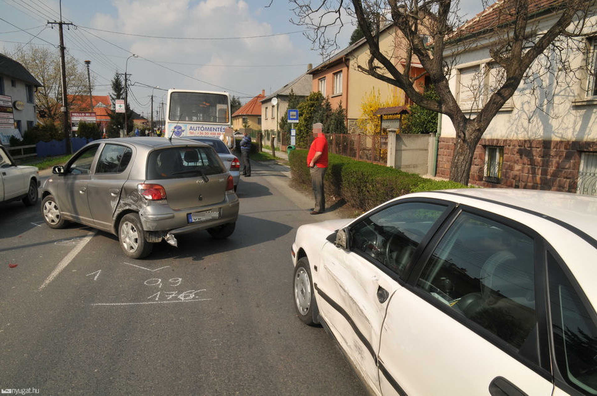 A Toyota sofőrje hibázott, három autó és egy busz bánta