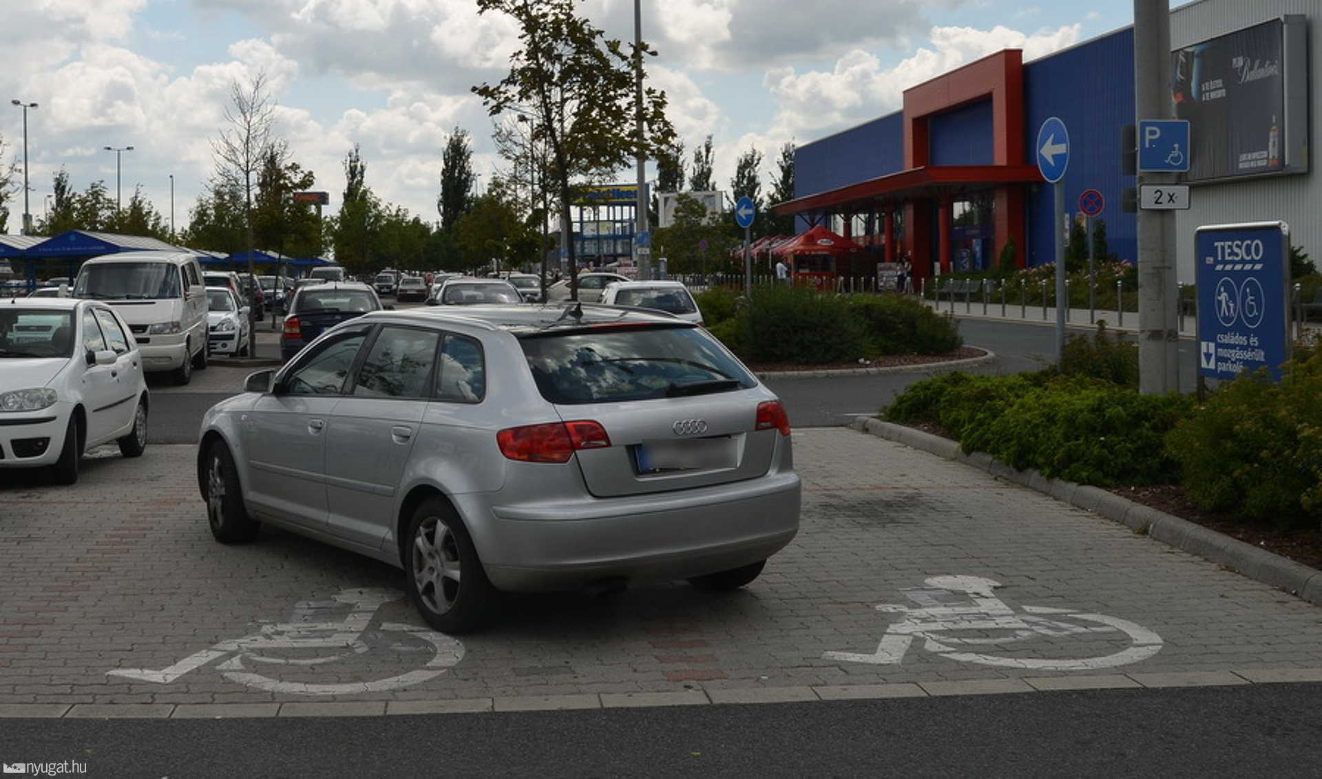 Két rokkantparkolót elfoglaló Audi Szombathelyen