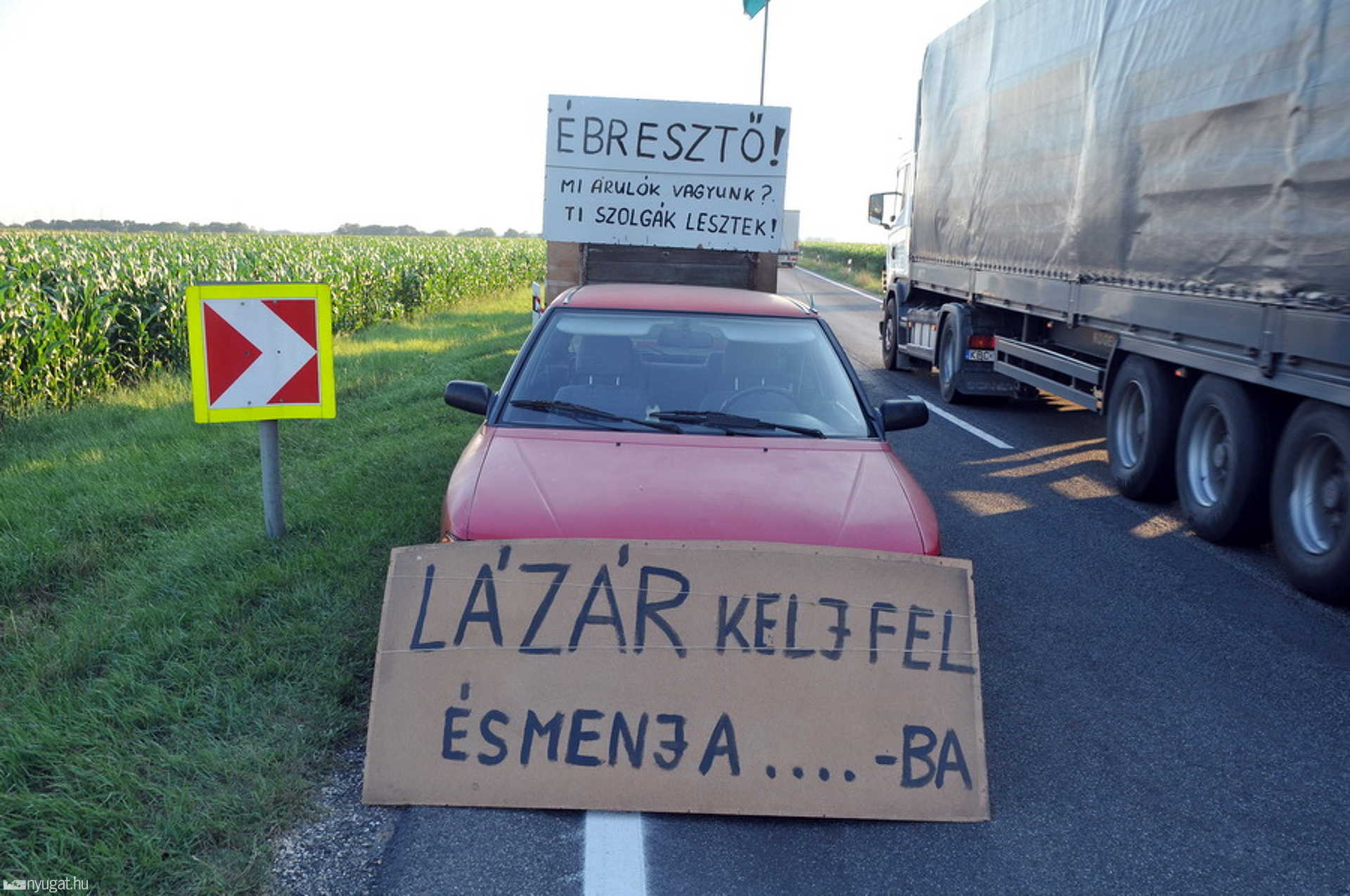 Szakszervezeti demonstráció a 86-os úton, Vépnél