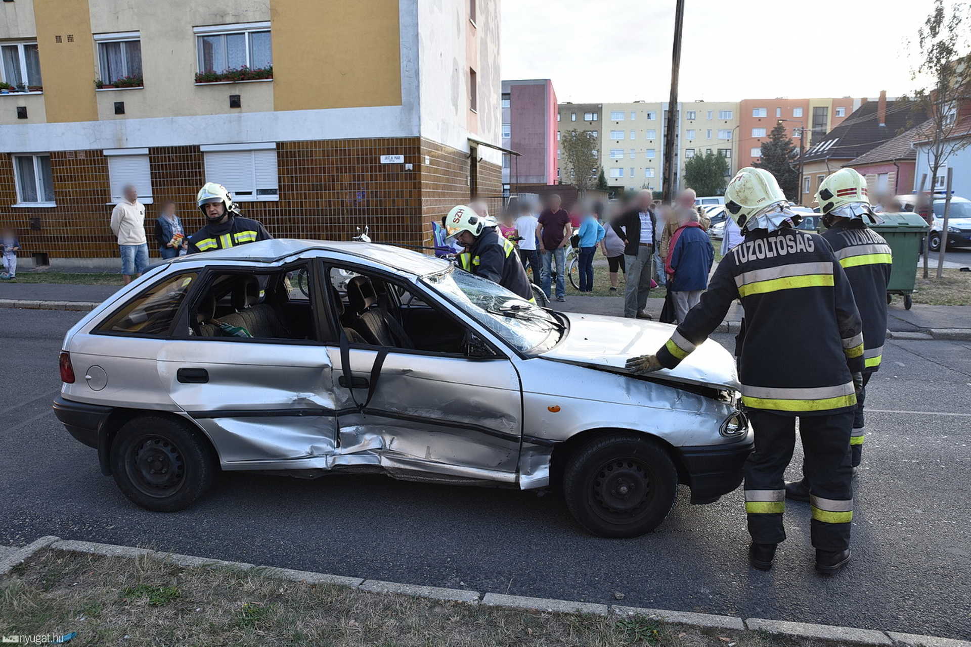 Ittas sofőr miatt borult fel egy Opel Szombathelyen
