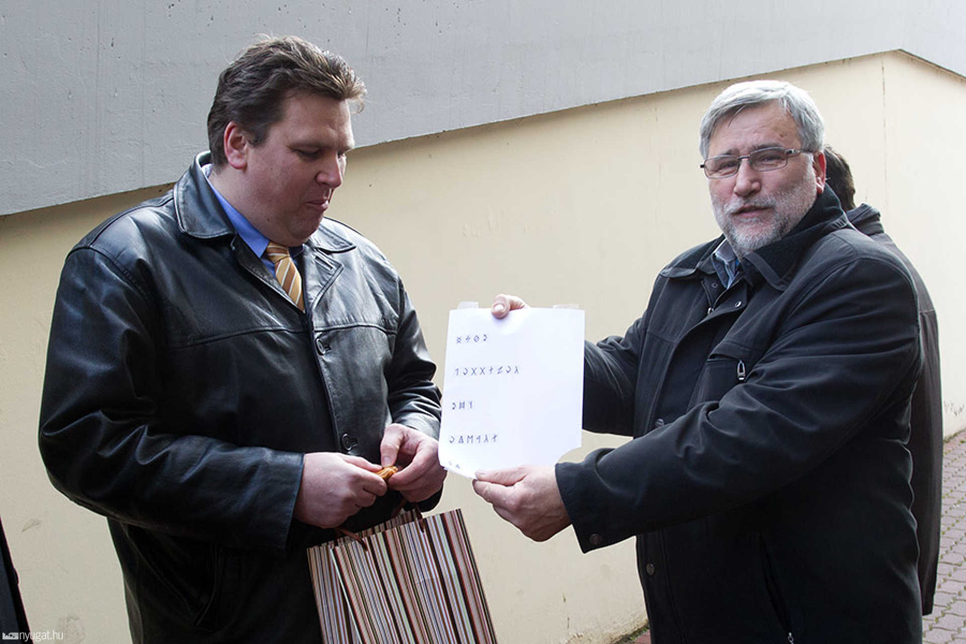 Nokiás dobozt kapott az MSZP a Jobbiktól