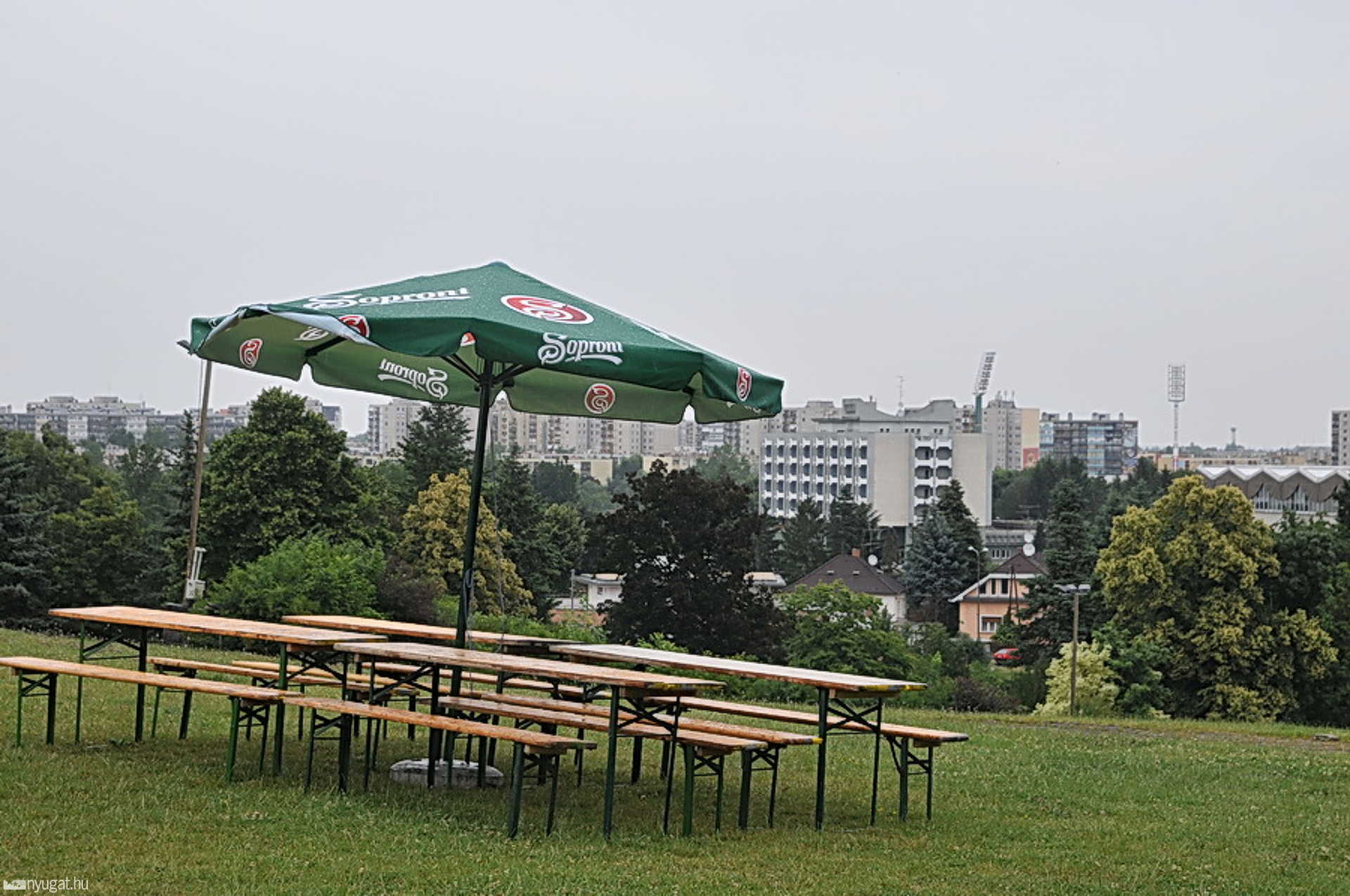 Panorámás padok a lejtőn