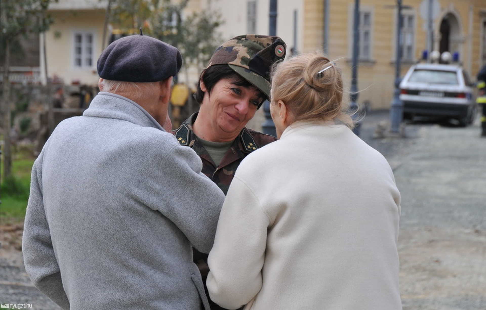Az idős embereknek türelmesen magyarázott Kerekesné Benedek Mária százados