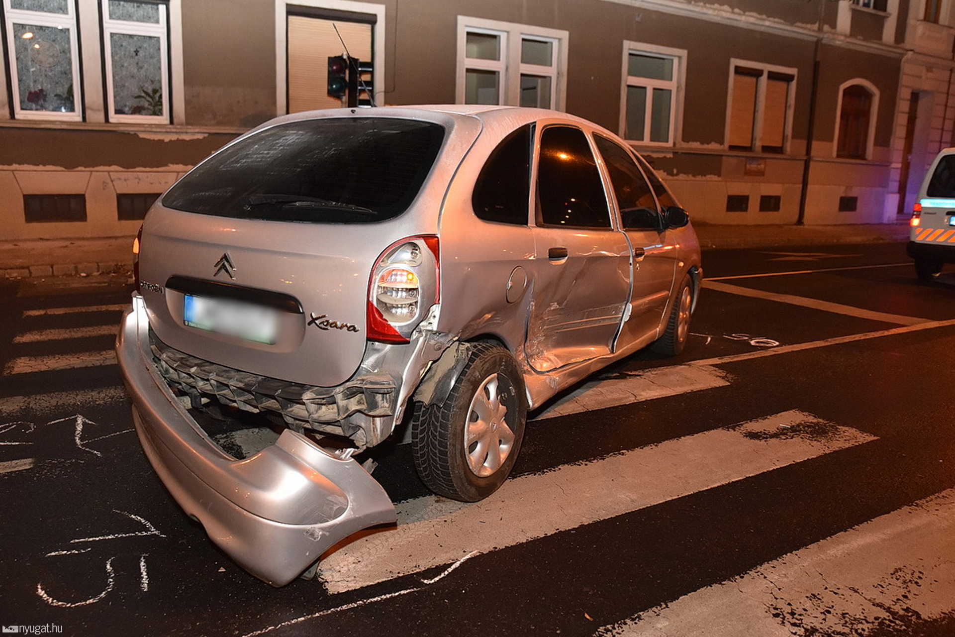 Megállt a stoptáblánál, majd egy autó oldalába hajtott a horvát sofőr Szombathelyen